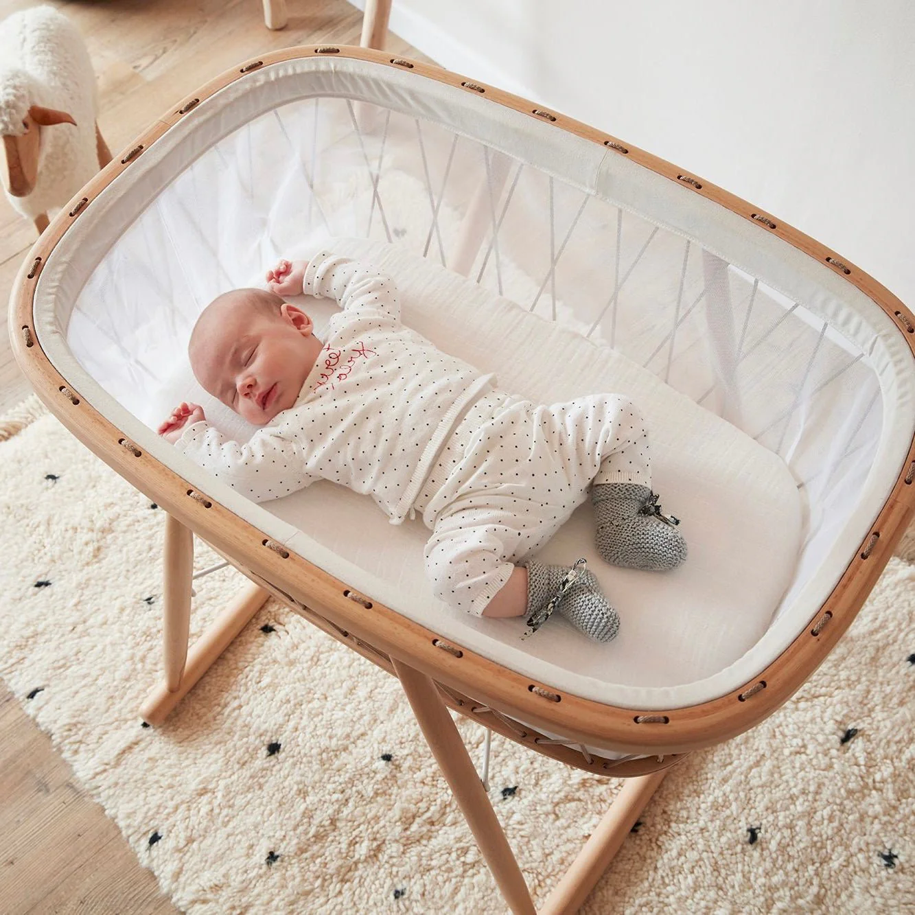 2025 La cuna KUMI de Charlie Crane es innovadora, transparente y de forma redonda.