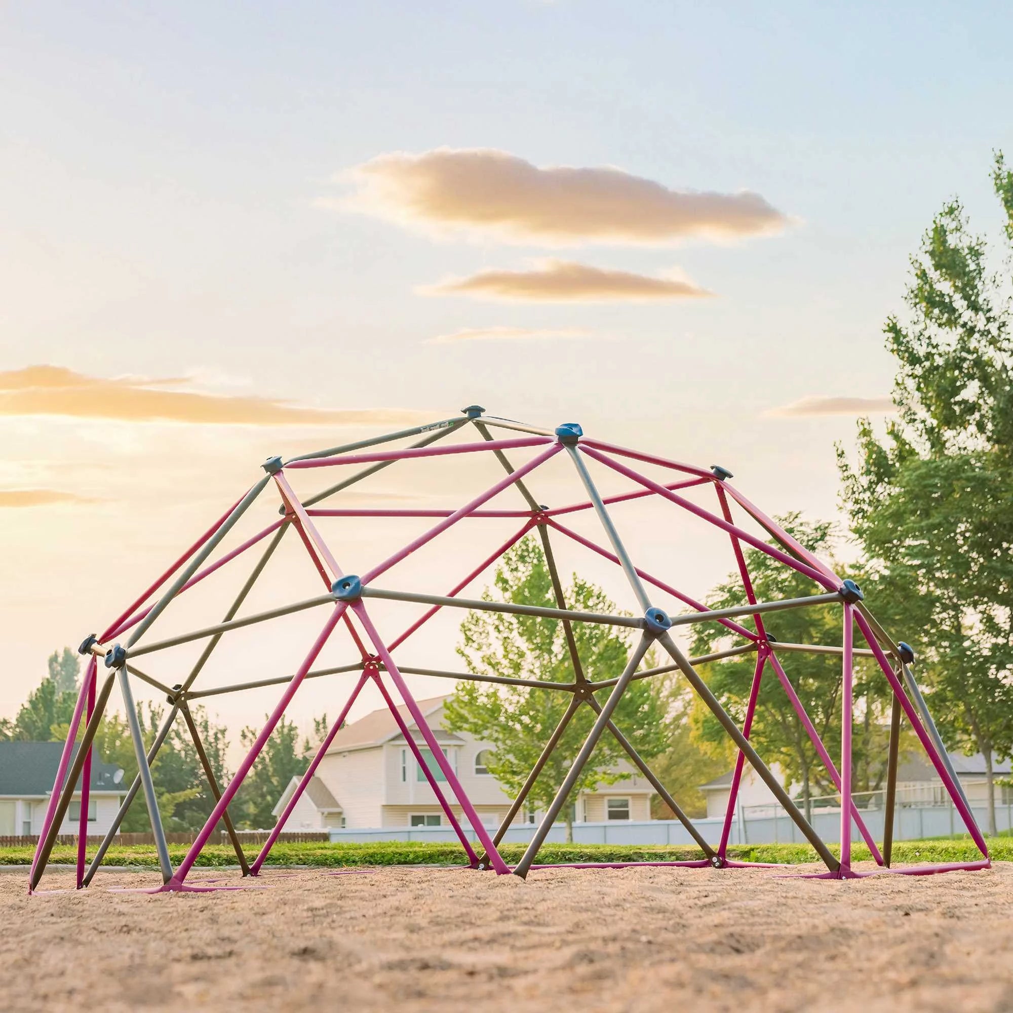 2025 Estructura de Escalada Dome para Niños de Lifetime – 5.5 ft de Alto x 11 ft de Ancho, Berry y Marrón (91088)
