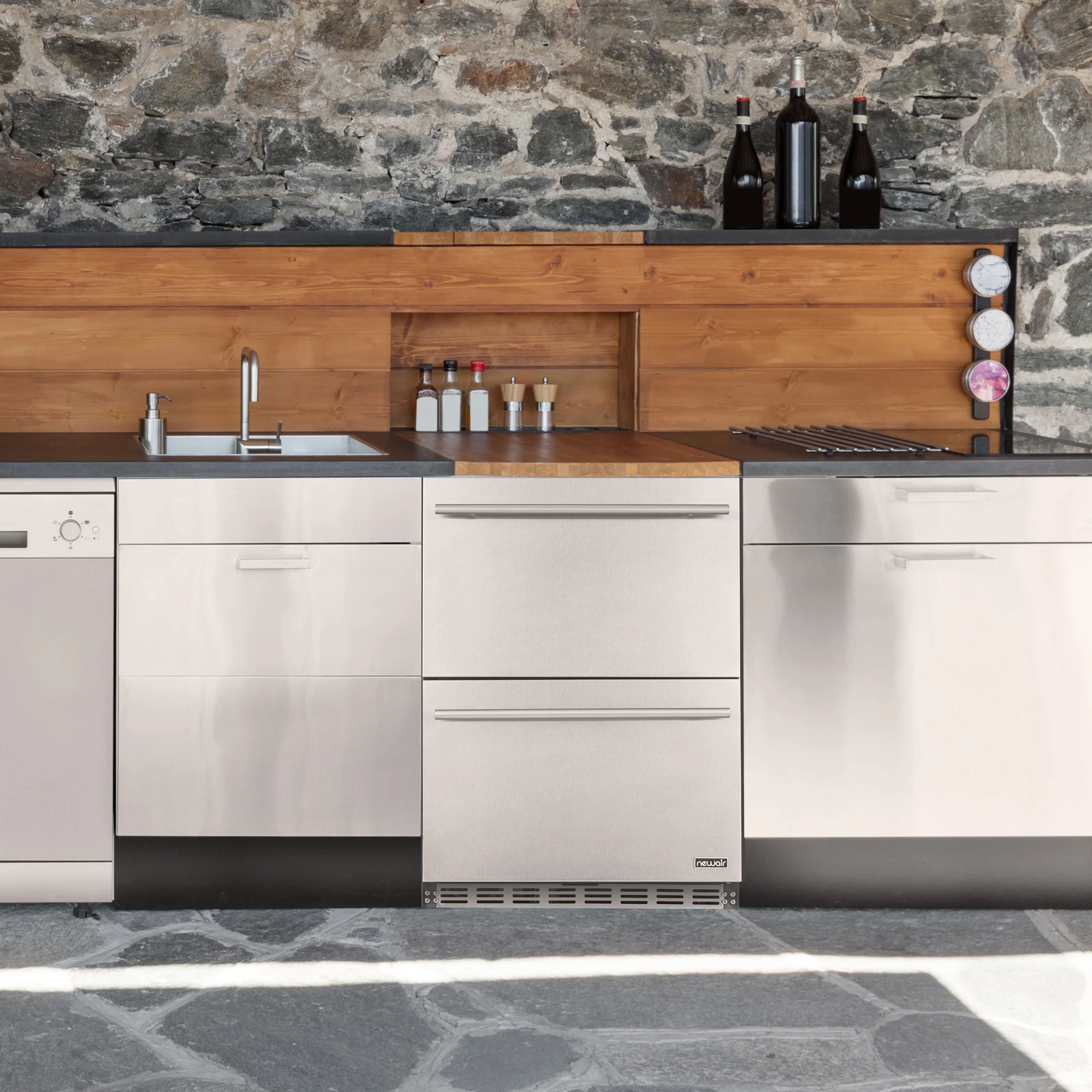 2025 Newair® Refrigerador de Bebidas Empotrable para Interior/Exterior - 80 Latas, 20 Botellas - 24”