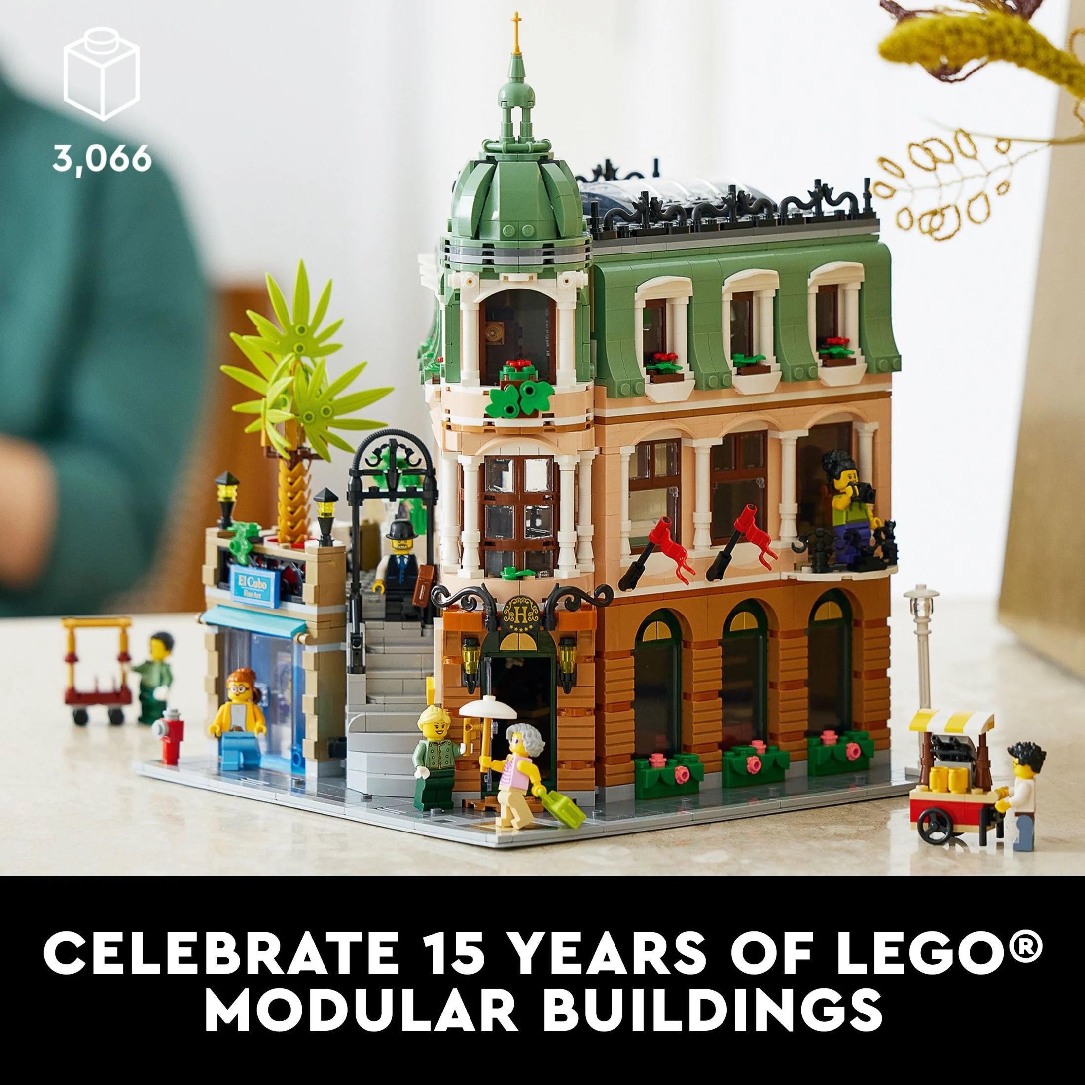 LEGO Icons Hotel Boutique 10297 – Set de Construcción Modular para Adultos, con 5 Habitaciones Detalladas Incluyendo Cuartos de Huéspedes y Galería