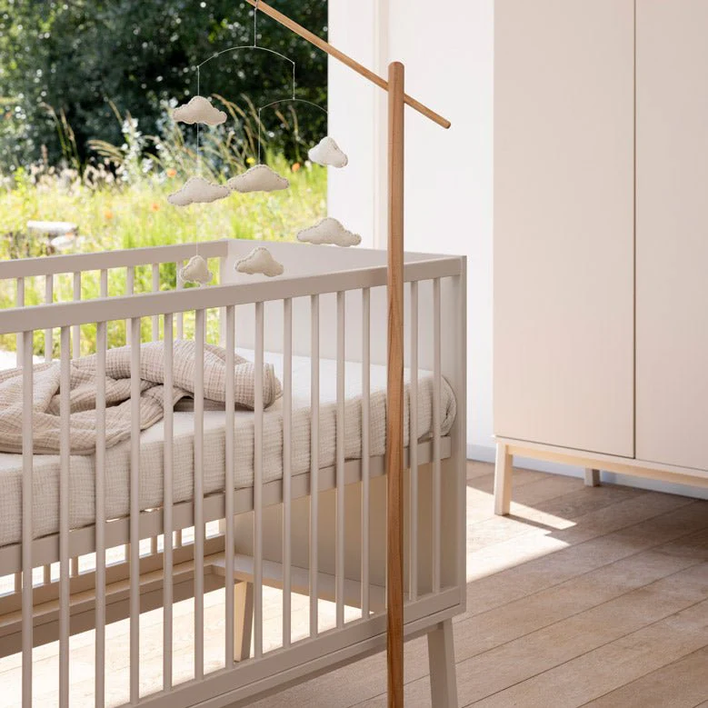 2025 Cuna Quax Ashi – 60x120 cm | Ajustable en 3 alturas | Madera de haya certificada FSC | Color Greige | Con somier de lamas, sin colchón