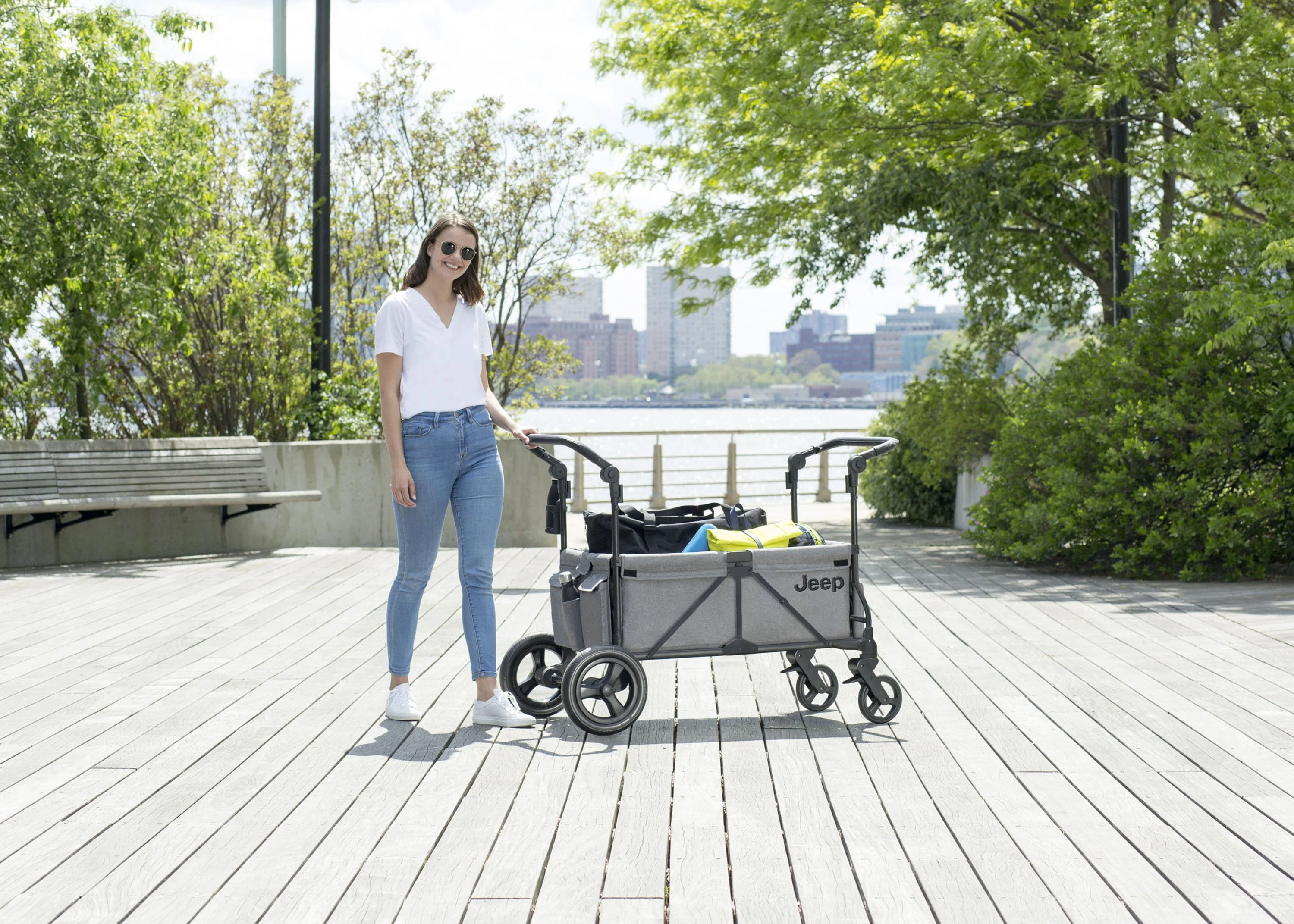 2025 Jeep Wrangler Stroller Wagon de Delta Children – 3 Modos: Portabebés, Cochecito y Carrito, Suspensión, Capota UV, Compatible con Sillas de Auto, Almacenamiento Múltiple, Manillares Ajustables