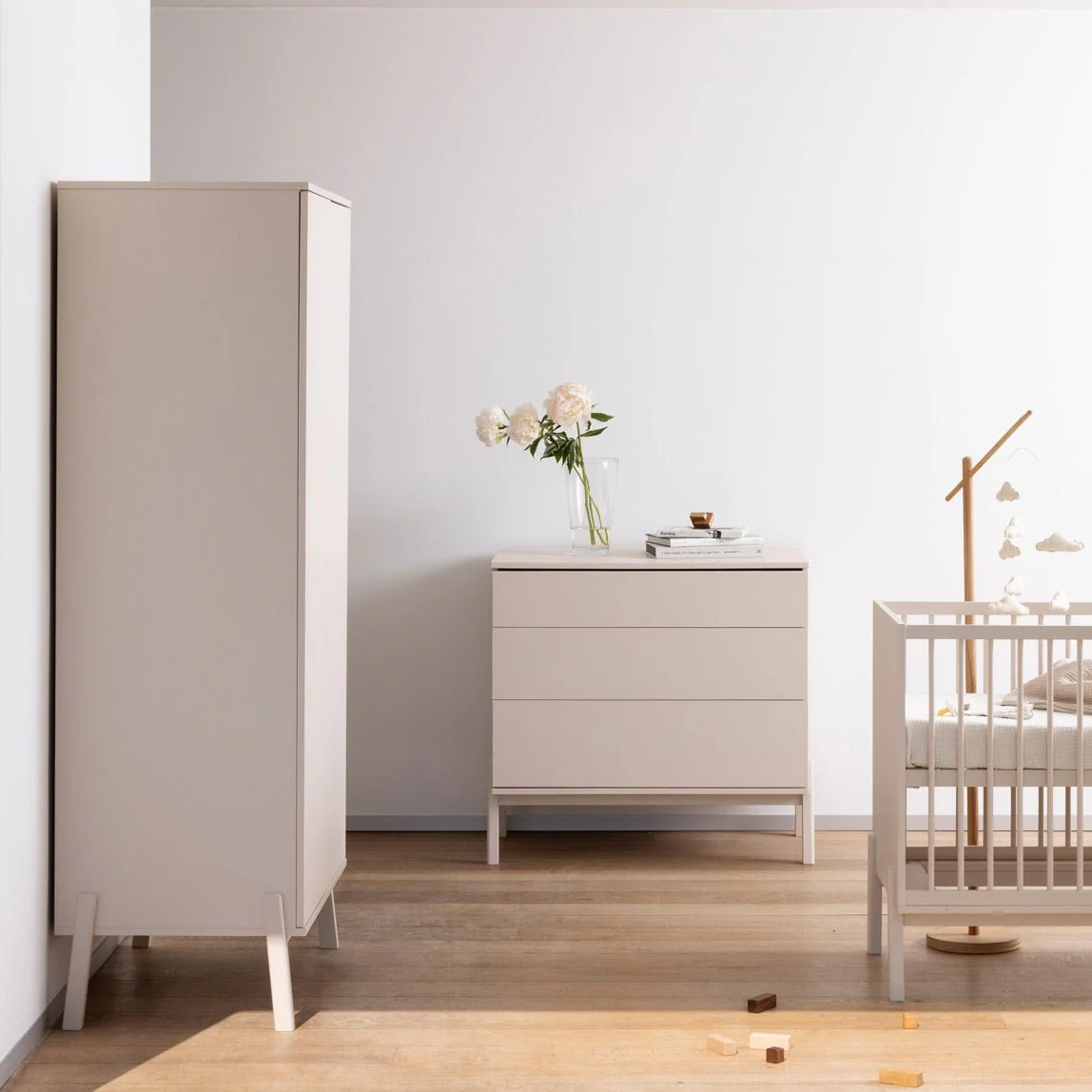 2025 Cuna Quax Ashi – 60x120 cm | Ajustable en 3 alturas | Madera de haya certificada FSC | Color Greige | Con somier de lamas, sin colchón