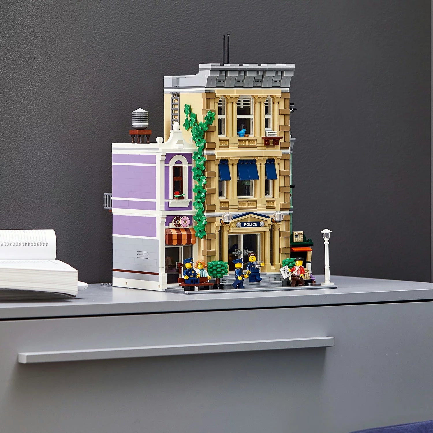 LEGO Icons Estación de Policía 10278 – Gran Set de Construcción, Kits Coleccionables para Adultos, Colección Edificios Modulares