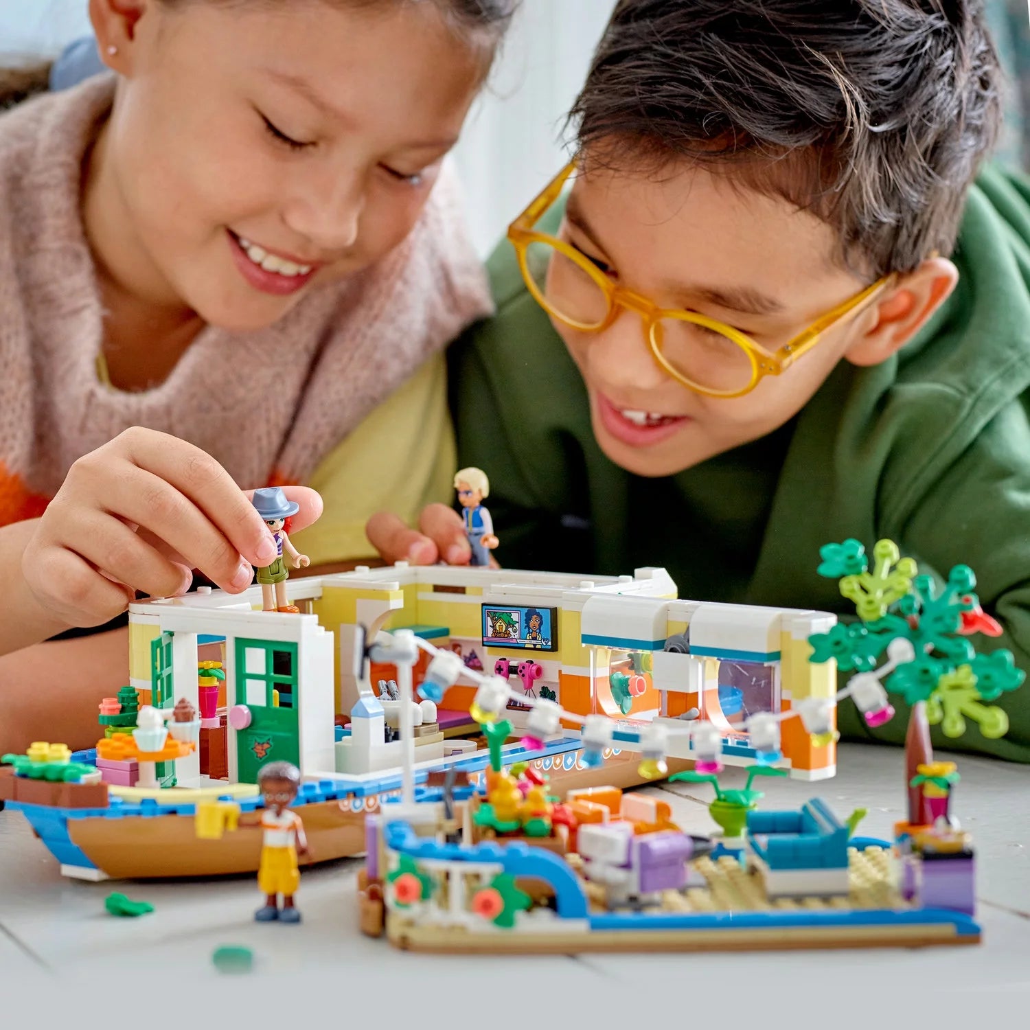 LEGO Friends Casa Flotante en el Canal 41702 Kit de Construcción; Incluye 4 Mini Muñecas, incluyendo a Mia, y 1 Animal de Juguete; Regalo de Cumpleaños para Niños de 7 años en adelante (737 piezas)