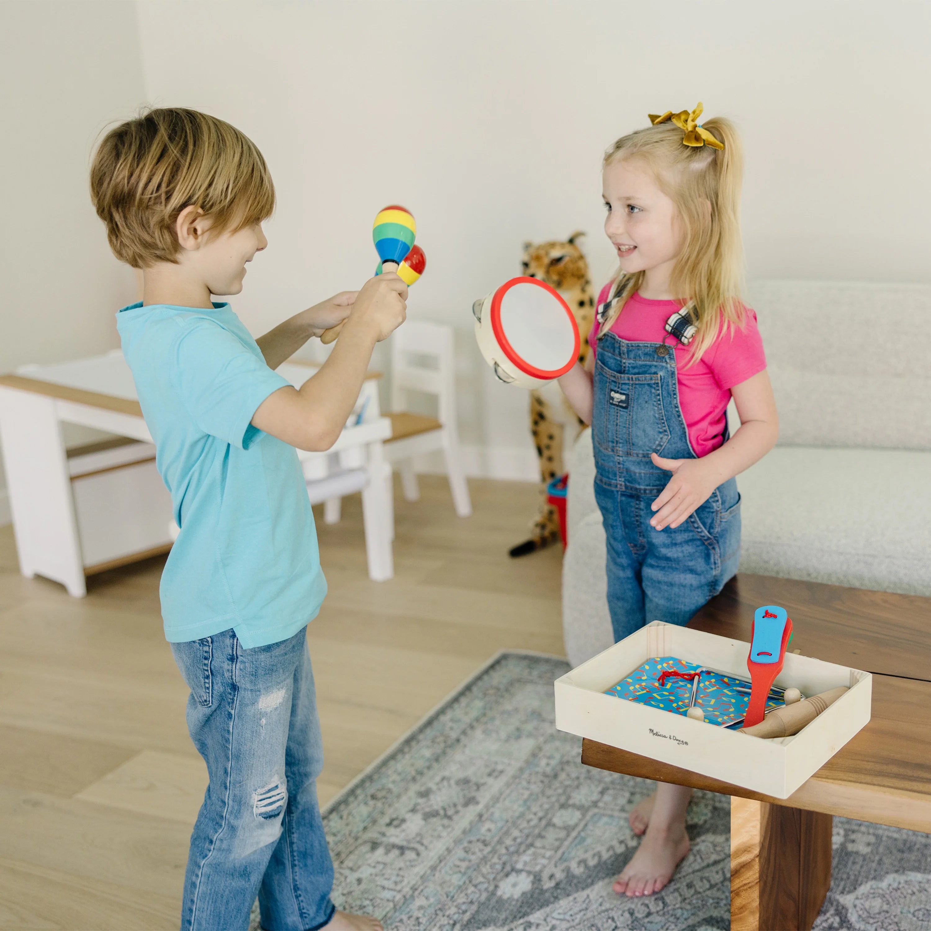 Melissa & Doug Band-in-a-Box ¡Aplaude! ¡Choca! ¡Toca! – Set de Instrumentos Musicales de 10 Piezas