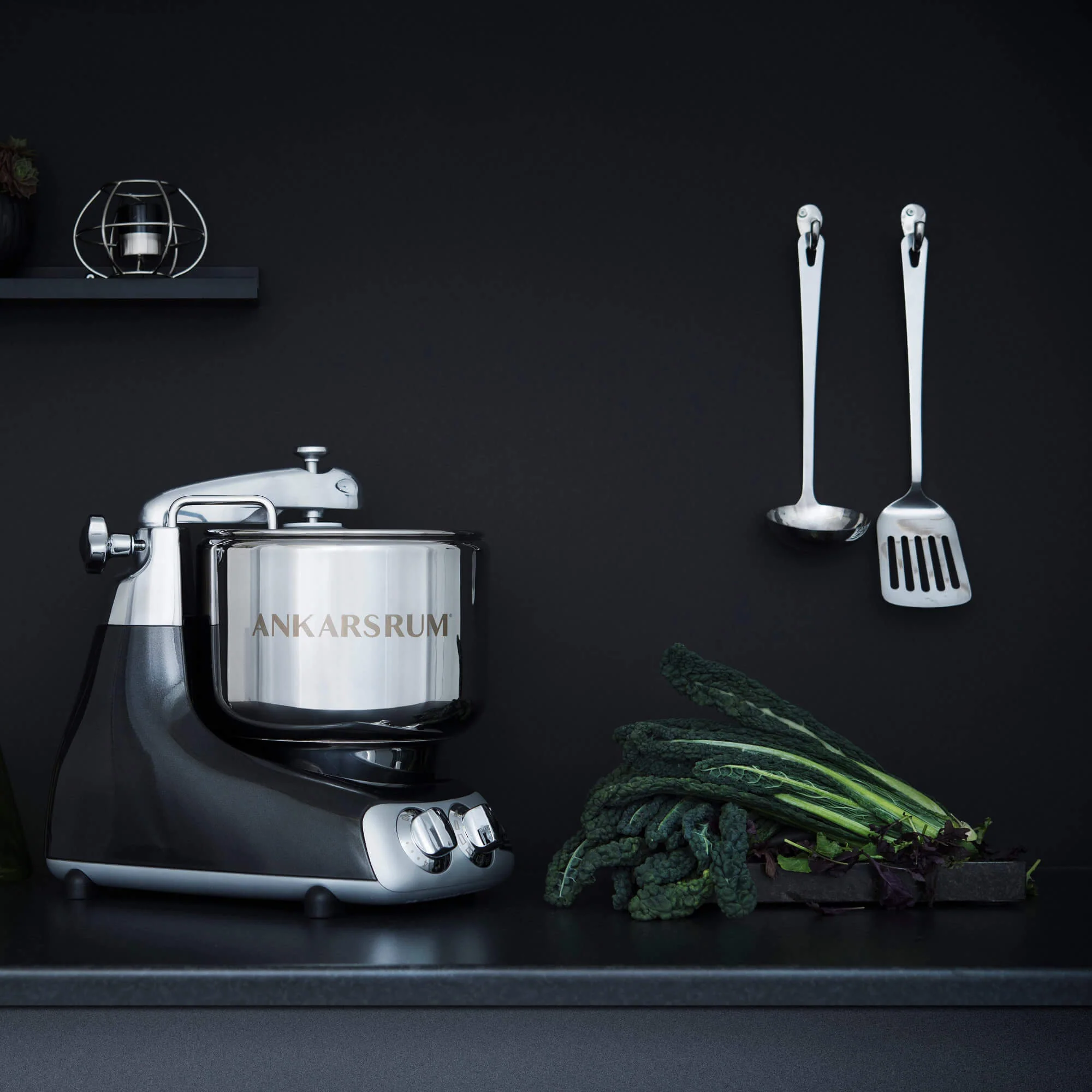 2025 Ankarsrum Assistent Original 6230 – robot de cocina multifuncional con diseño retro, bol de acero inoxidable 7L, motor de 1500W, accesorios variados, fabricación artesanal sueca, garantía de 7 años