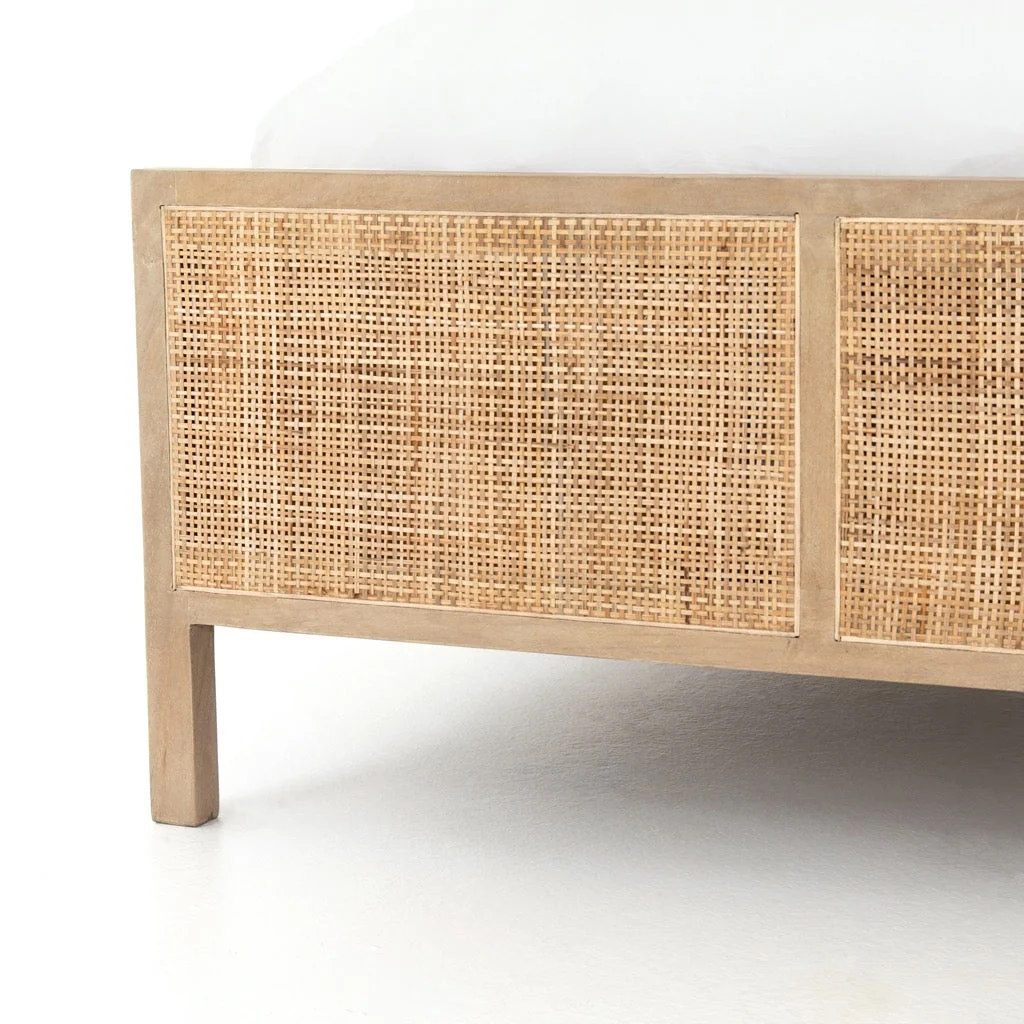 Cama Sydney de Madera de Mango Natural y Ratán Tejido – Elegancia Natural y Textura Auténtica