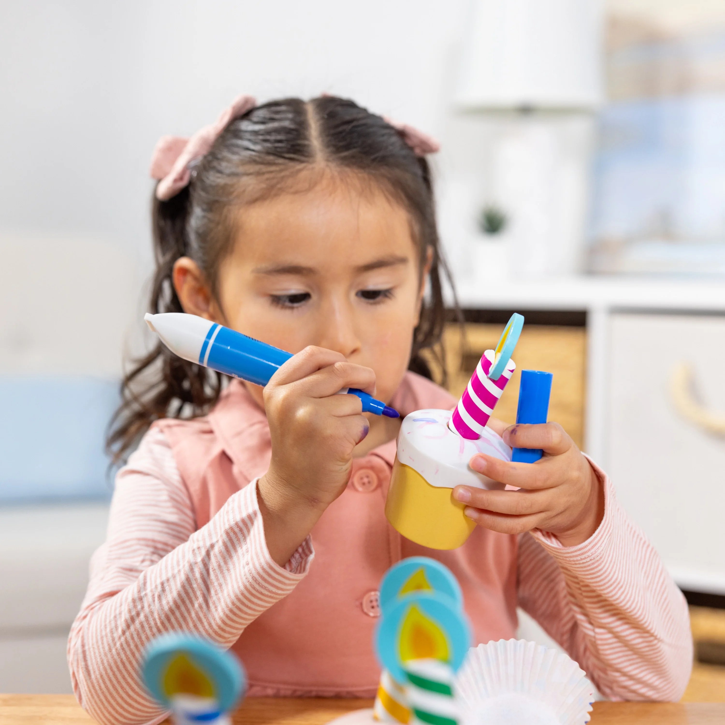 Melissa & Doug Juego de Juguete para Hornear y Decorar Cupcakes de Madera – Certificado FSC