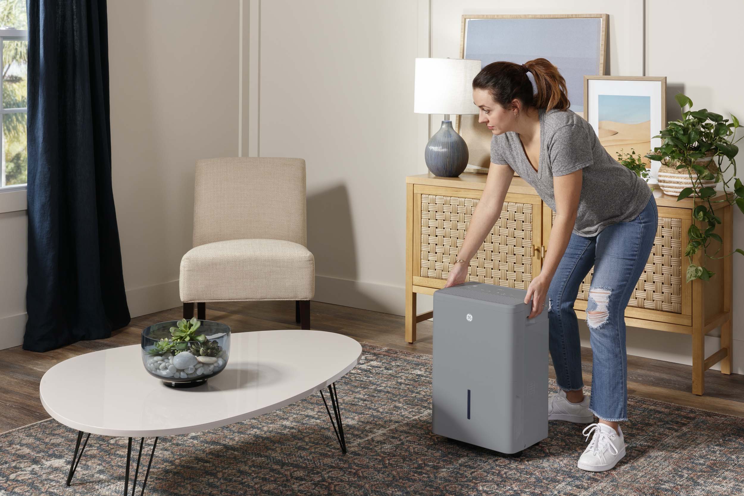 2025 Deshumidificador Portátil Inteligente GE Energy Star® de 50 Pintas con Función Smart Dry para Espacios Húmedos