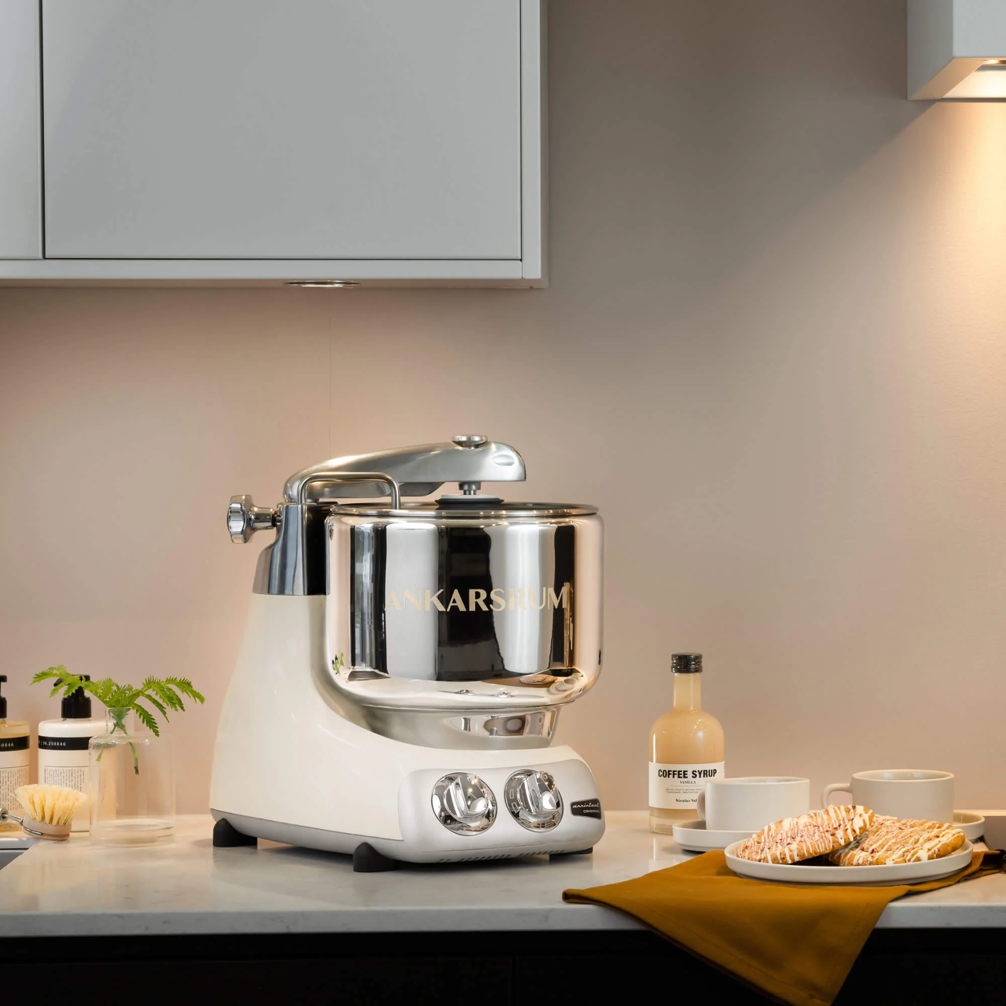 2025 Ankarsrum Assistent Original 6230 – Robot de cocina en crema clara, versátil, potente y elegante