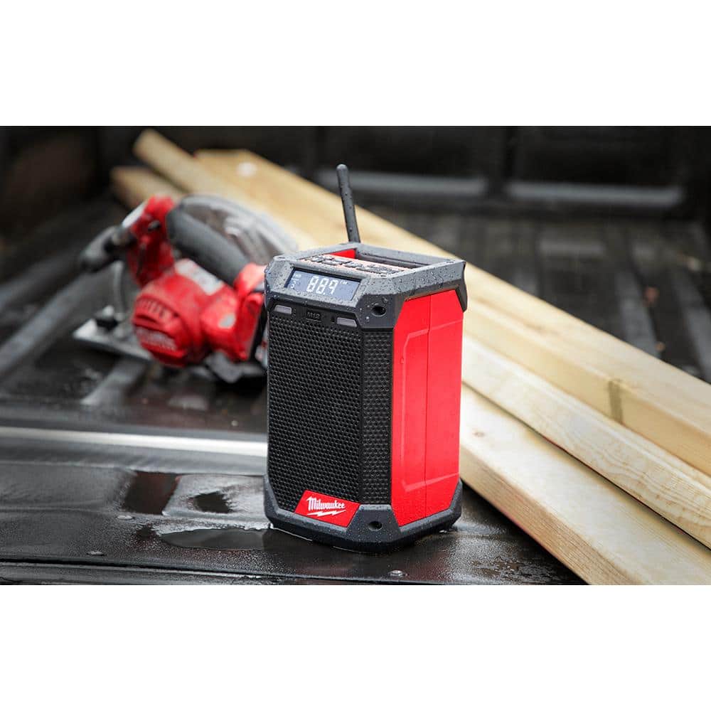 Radio inalámbrico para obra Milwaukee M12 de 12 voltios con Bluetooth/AM/FM y cargador 2951-20