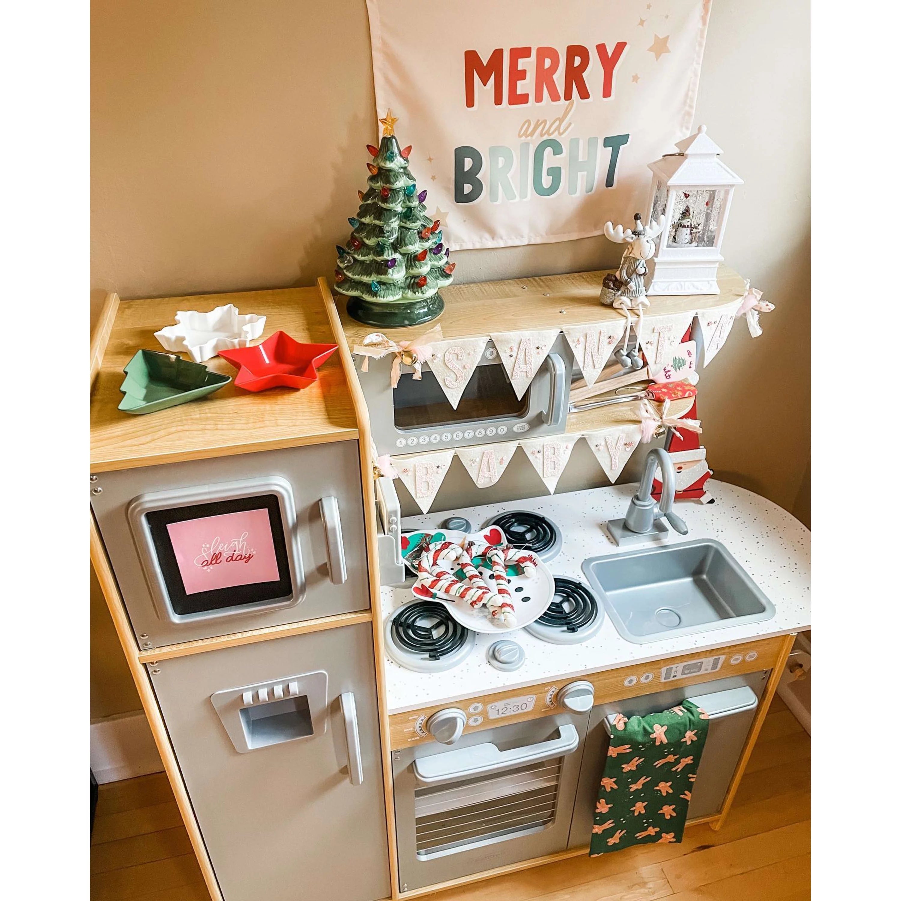 Cocina de Juego KidKraft Uptown Natural con Pizarrón y Soporte para Toallas