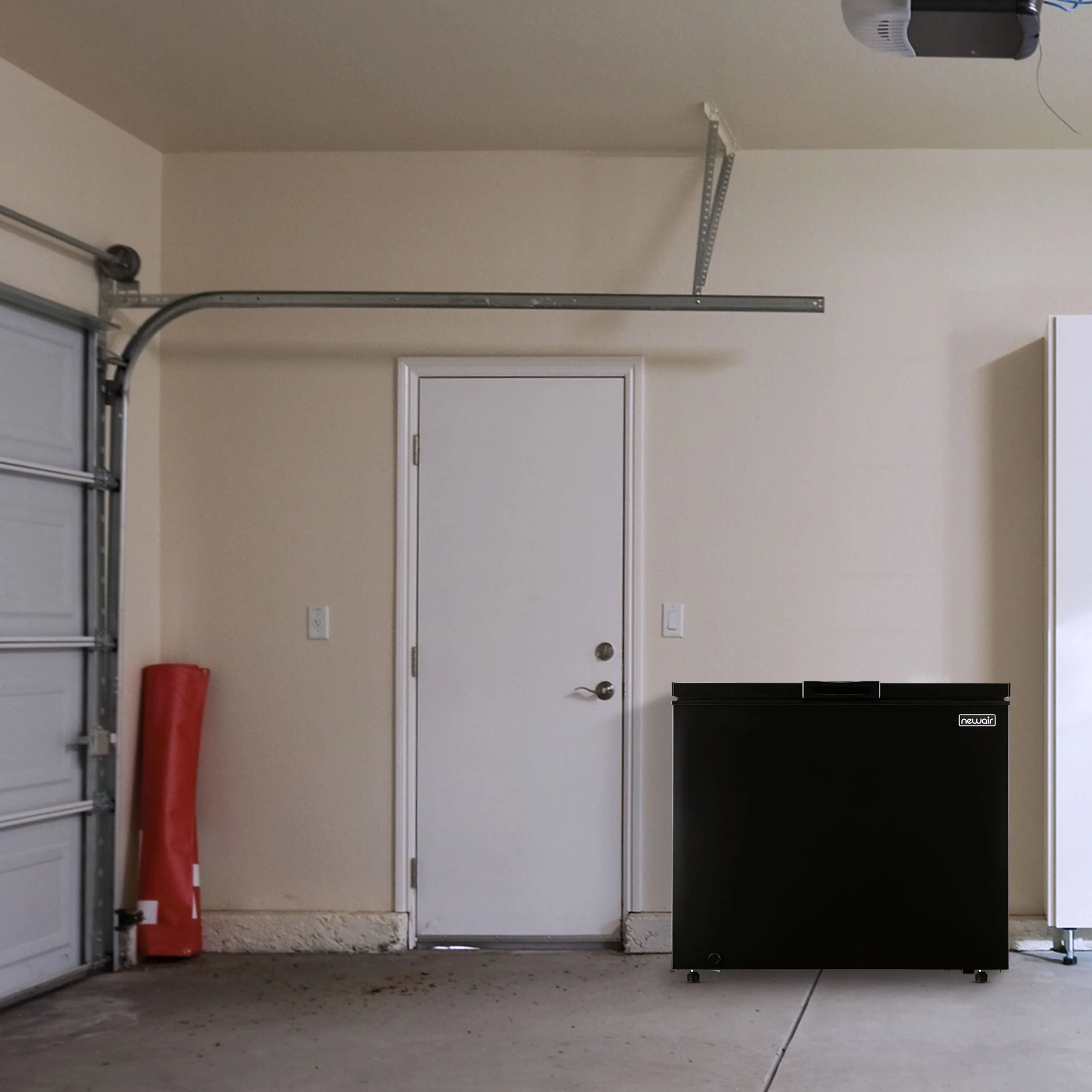 2025 Congelador tipo baúl compacto Newair®, 6.7 pies cúbicos – Negro