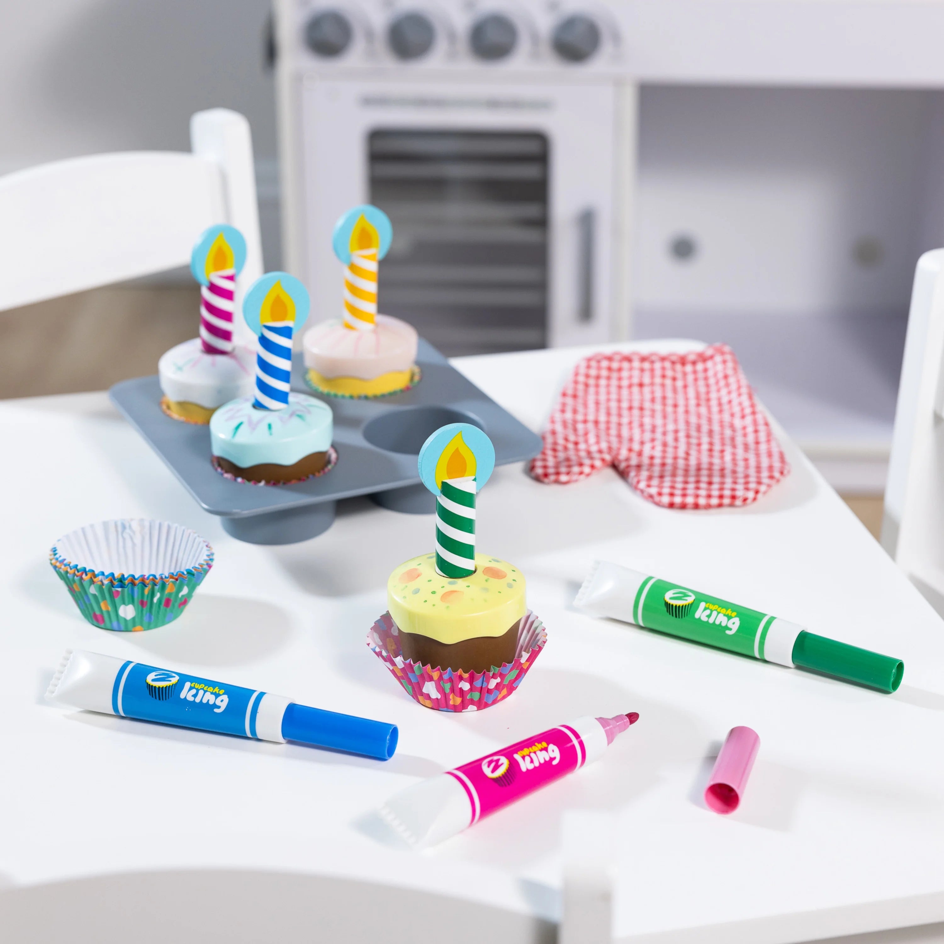 Melissa & Doug Juego de Juguete para Hornear y Decorar Cupcakes de Madera – Certificado FSC