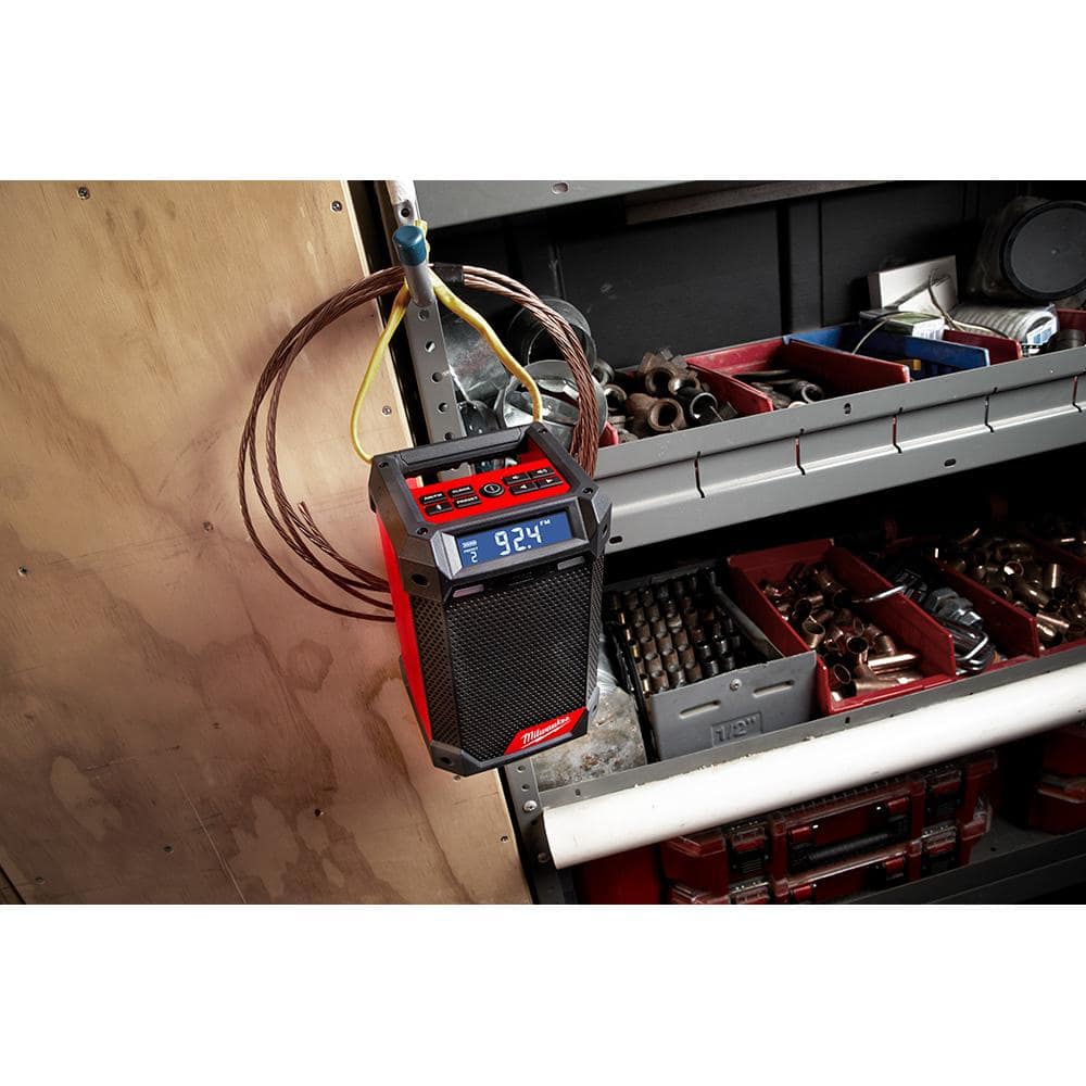 Radio inalámbrico para obra Milwaukee M12 de 12 voltios con Bluetooth/AM/FM y cargador 2951-20