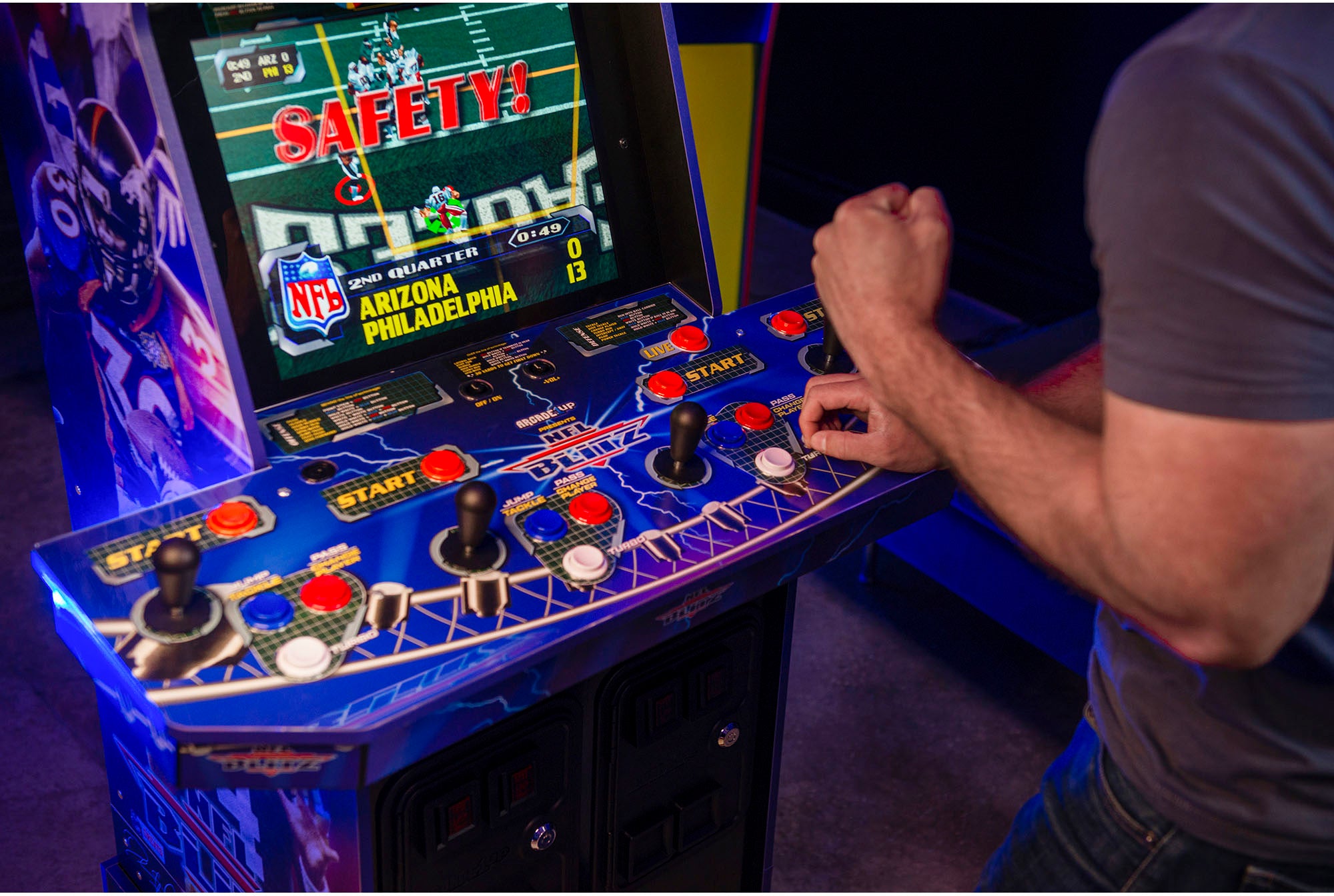 Arcade1Up – Máquina Arcade NFL Blitz con Base Elevadora y Marquesina Iluminada – Multicolor