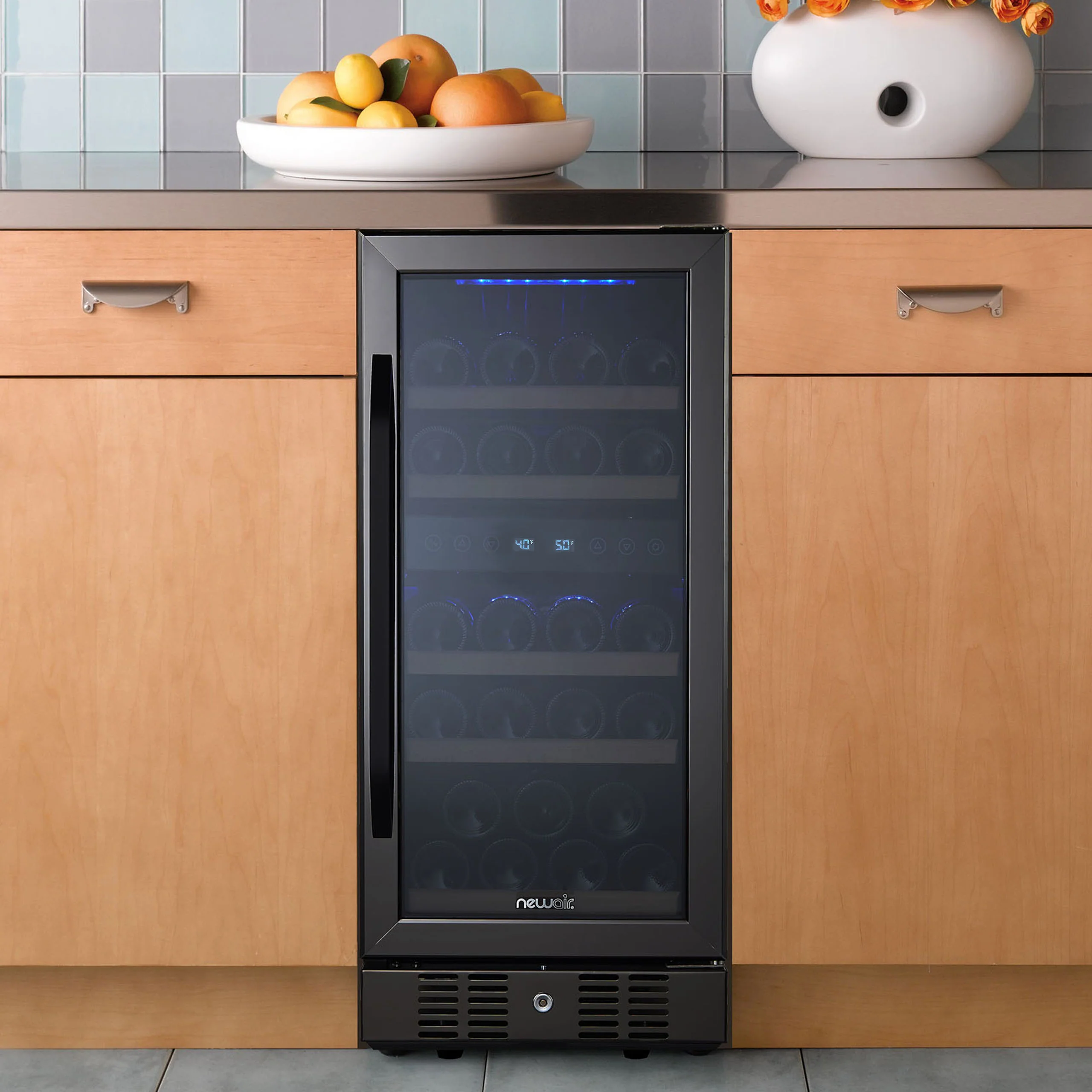 2025 Newair® Refrigerador de Vinos Empotrable Negro – 29 Botellas – 14,8