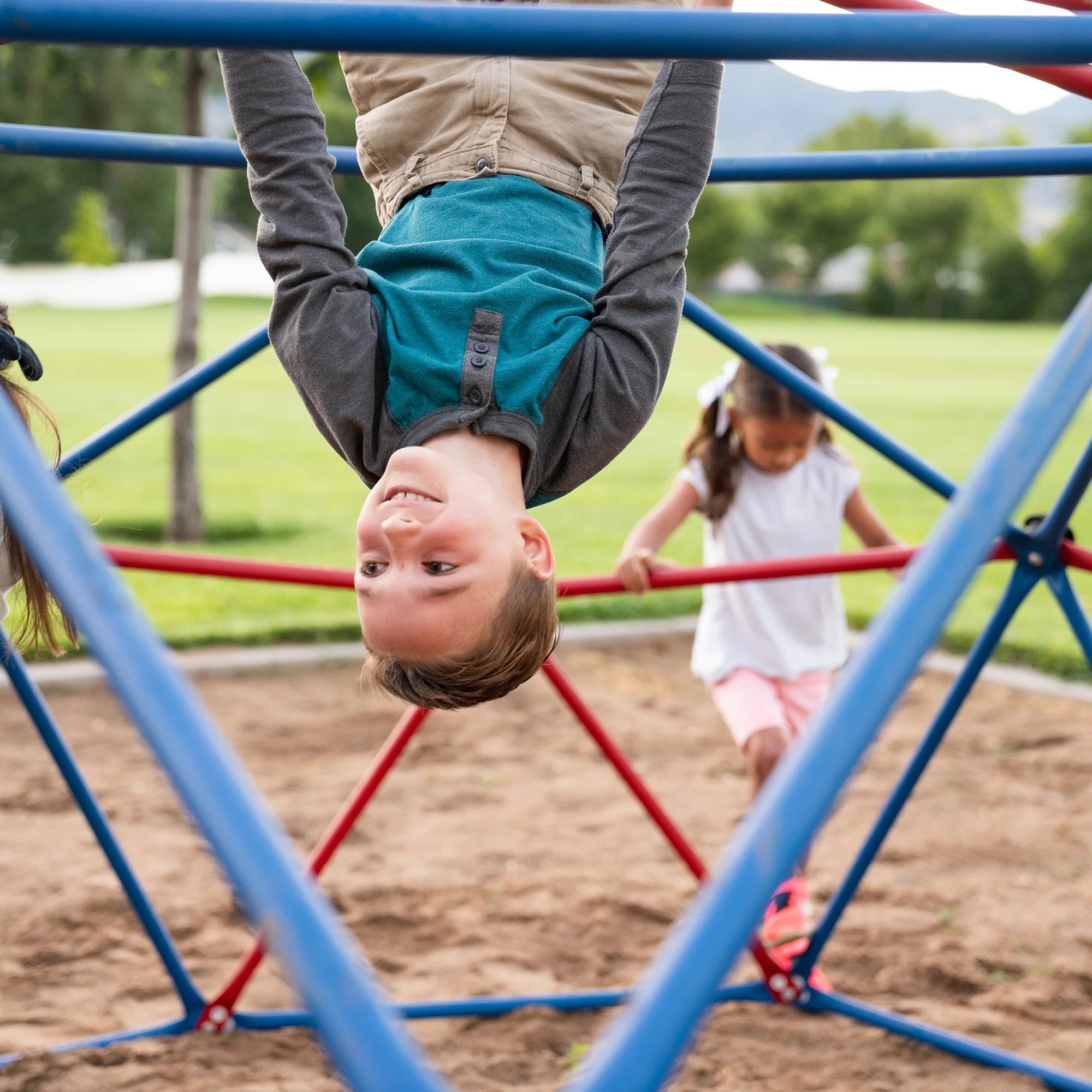 Lifetime Cúpula para Escalar al Aire Libre para Niños, 5 pies de Alto x 10 pies de Ancho, Rojo y Azul (101301)