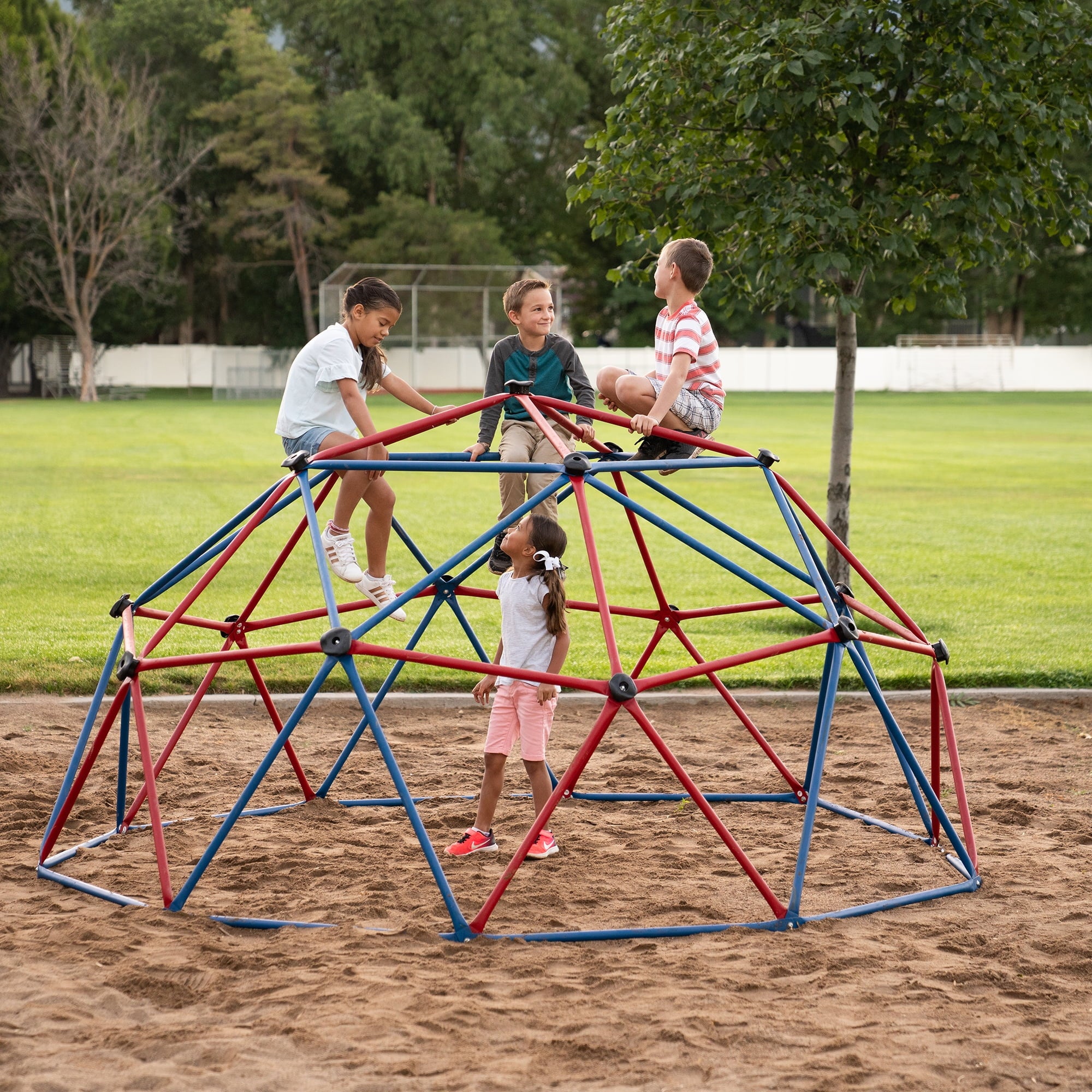 Lifetime Cúpula para Escalar al Aire Libre para Niños, 5 pies de Alto x 10 pies de Ancho, Rojo y Azul (101301)
