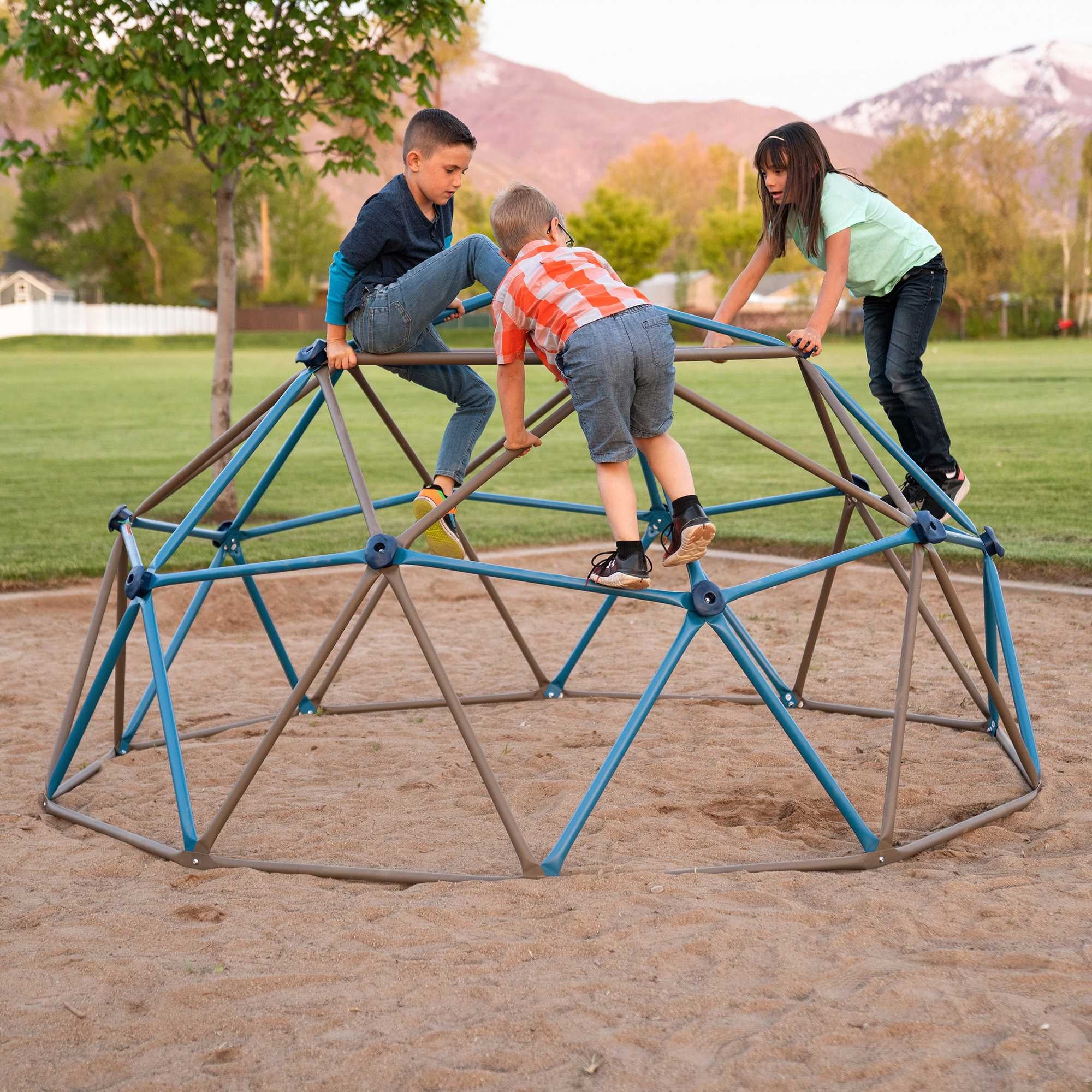 Lifetime Cúpula para Escalar al Aire Libre para Niños, 4.5 pies de Alto x 9 pies de Ancho, Azul y Marrón (90939)