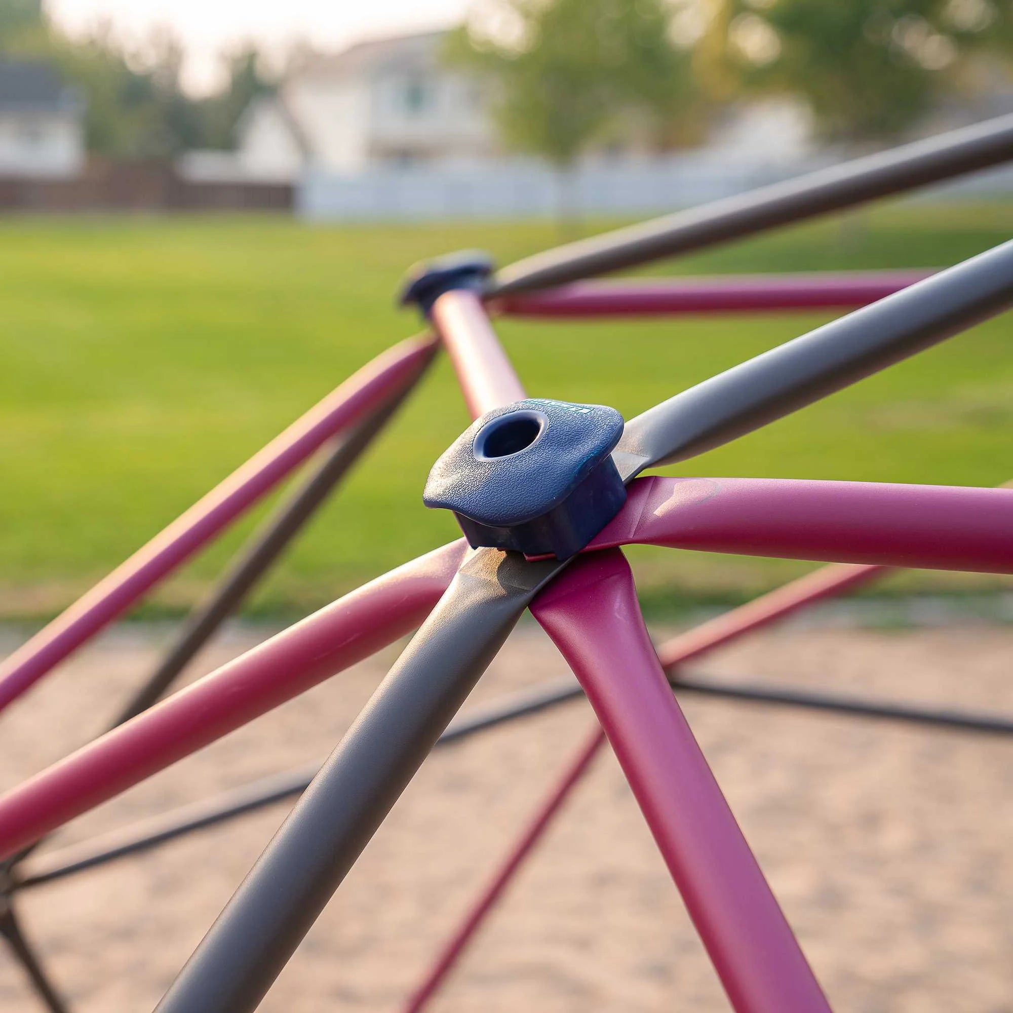2025 Estructura de Escalada Dome para Niños de Lifetime – 5.5 ft de Alto x 11 ft de Ancho, Berry y Marrón (91088)
