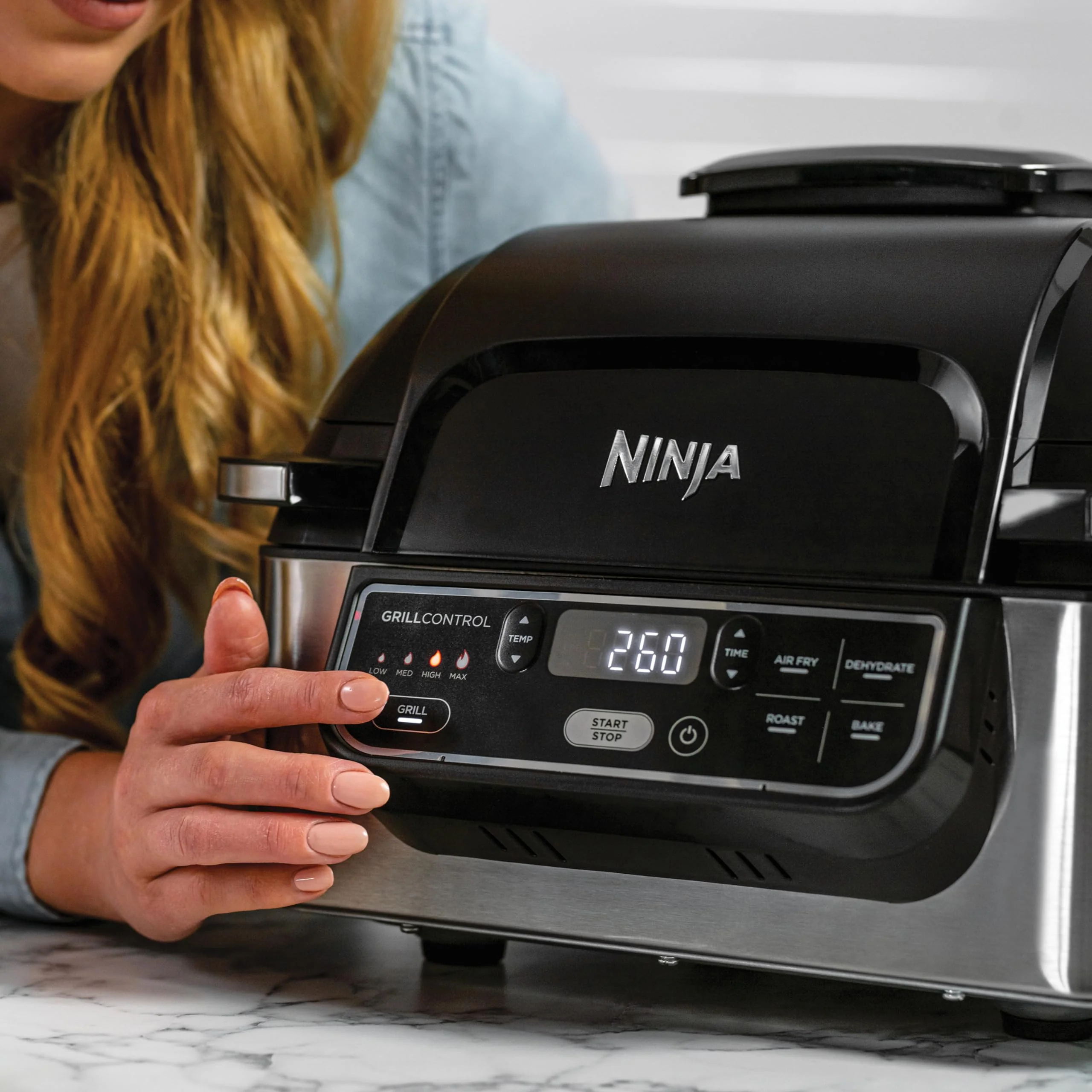 2025 Ninja Foodi Grill & Airfryer, freidora de aire de 5,7 L, piezas aptas para lavavajillas, 5 en 1, negro/plata AG301EU