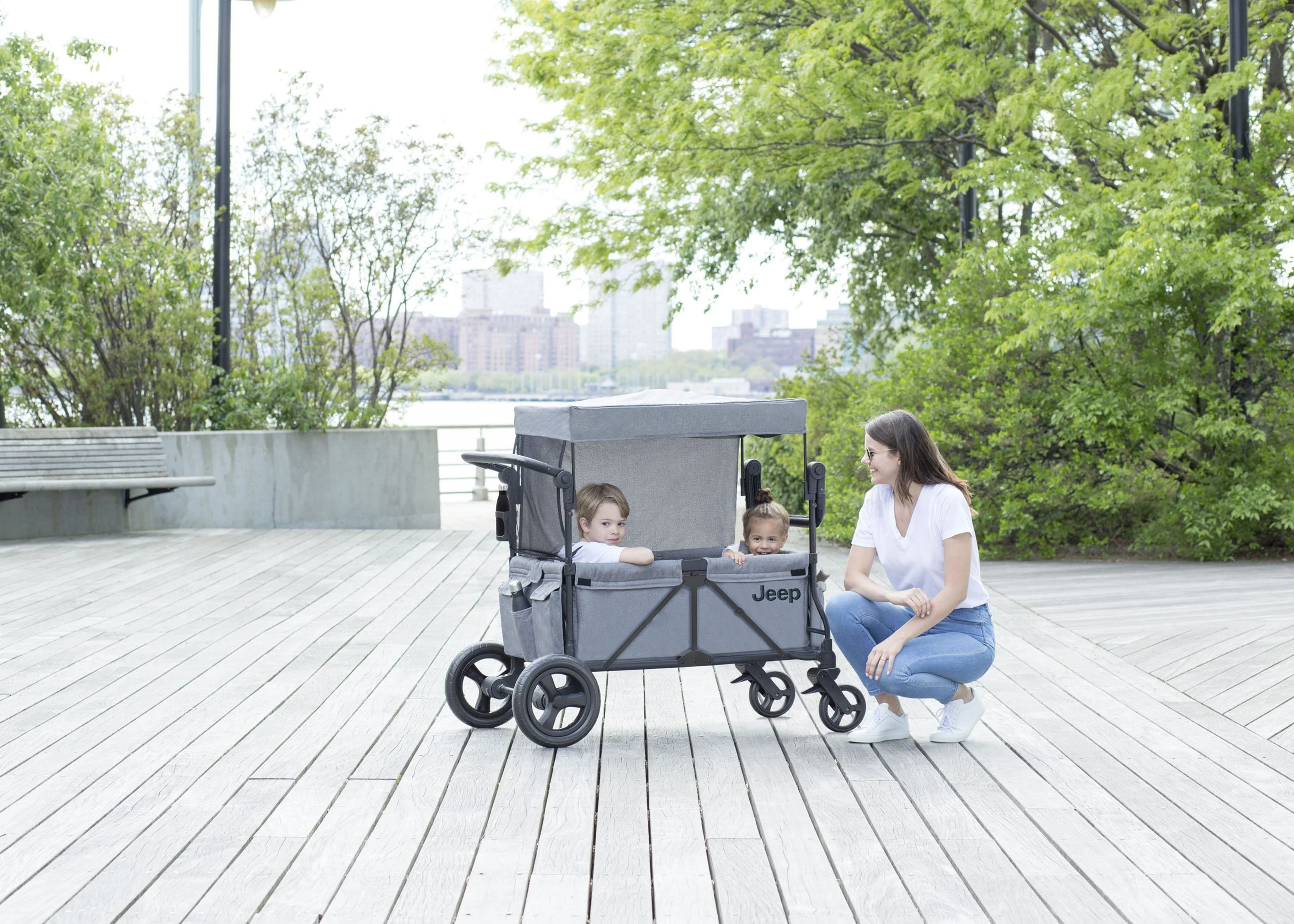 2025 Jeep Wrangler Stroller Wagon de Delta Children – 3 Modos: Portabebés, Cochecito y Carrito, Suspensión, Capota UV, Compatible con Sillas de Auto, Almacenamiento Múltiple, Manillares Ajustables