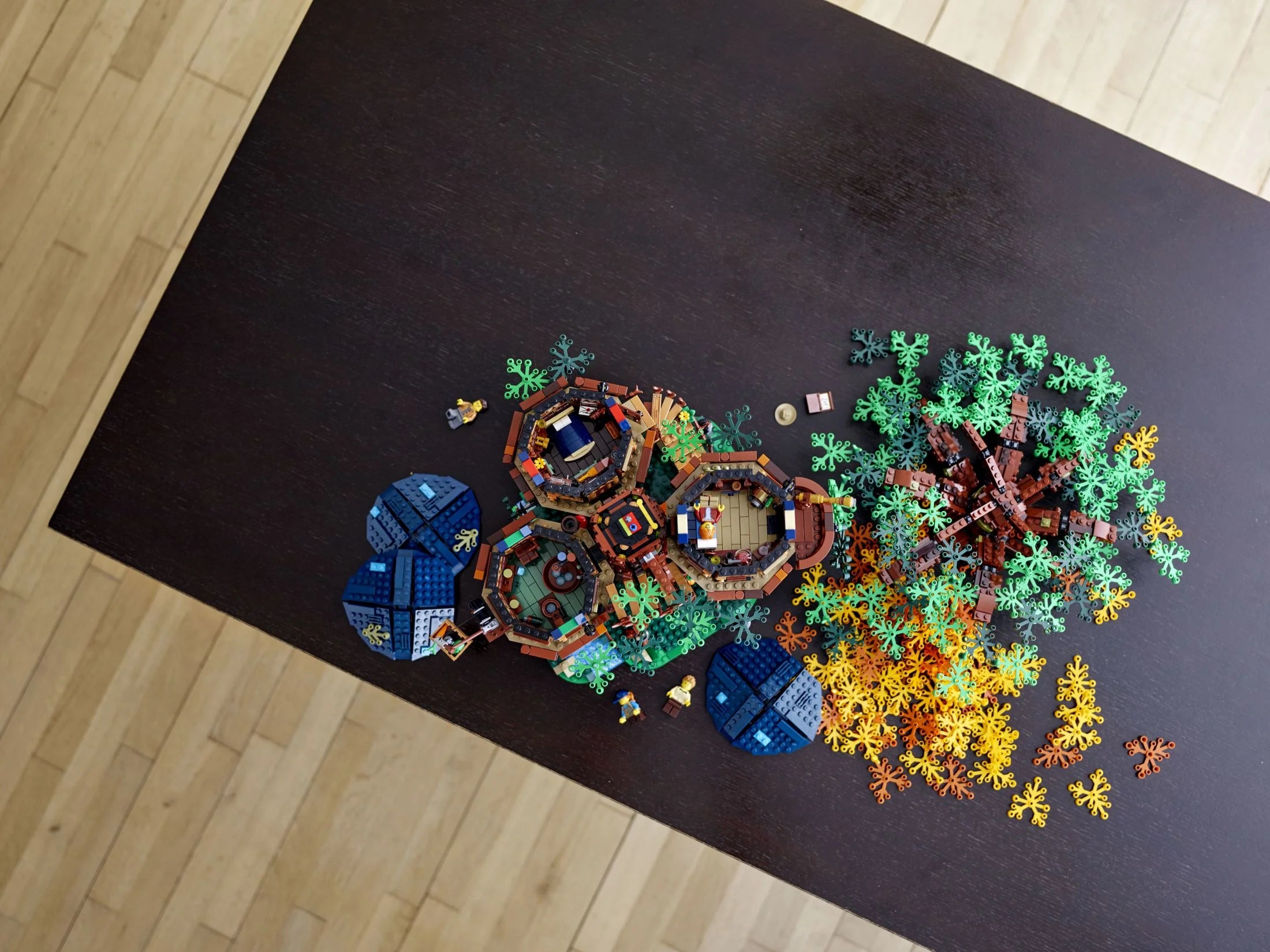 LEGO Ideas Casa del Árbol 21318 – Set de Construcción para Mayores de 16 Años con 3 Cabañas, Hojas Intercambiables, Minifiguras y Figura de Pájaro