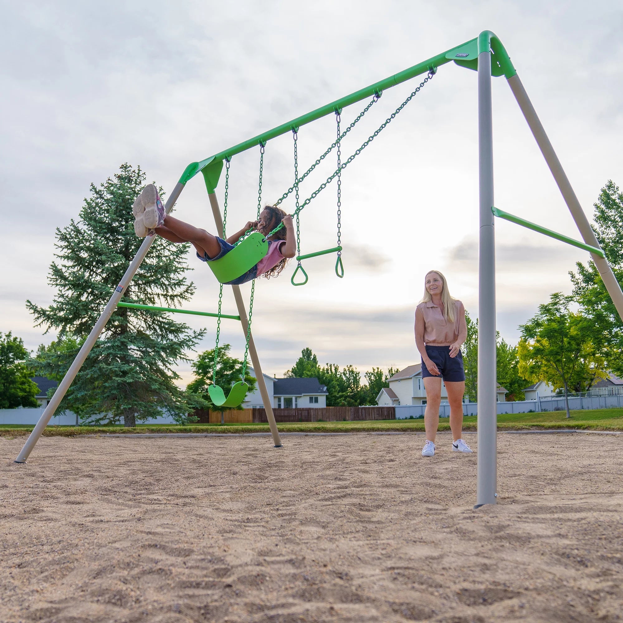 2025 Set de Columpios de Metal para Niños Lifetime con 2 Columpios de Cinta y Barra de Trapecio – 9 pies (91206)