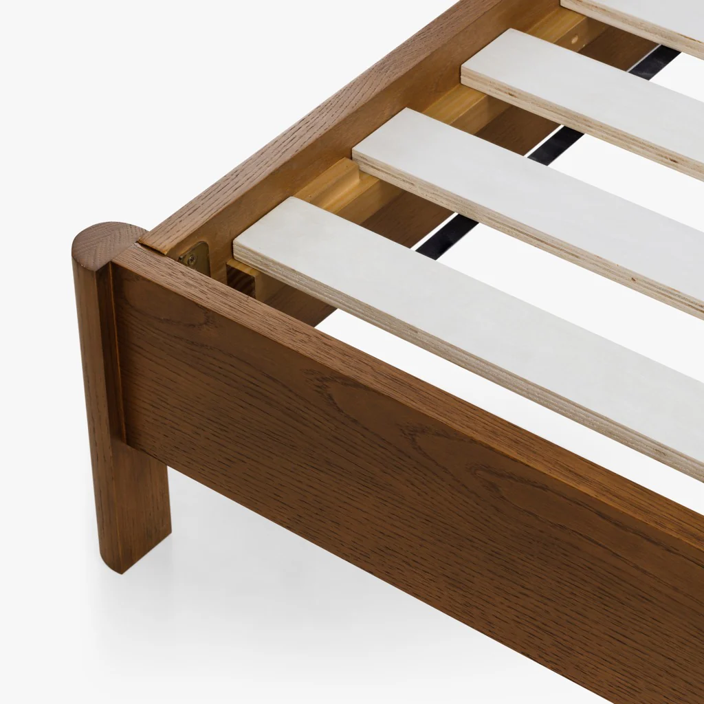 Cama Cali de Roble Tinte Nogal – Elegancia Natural y Acabados Cuidados
