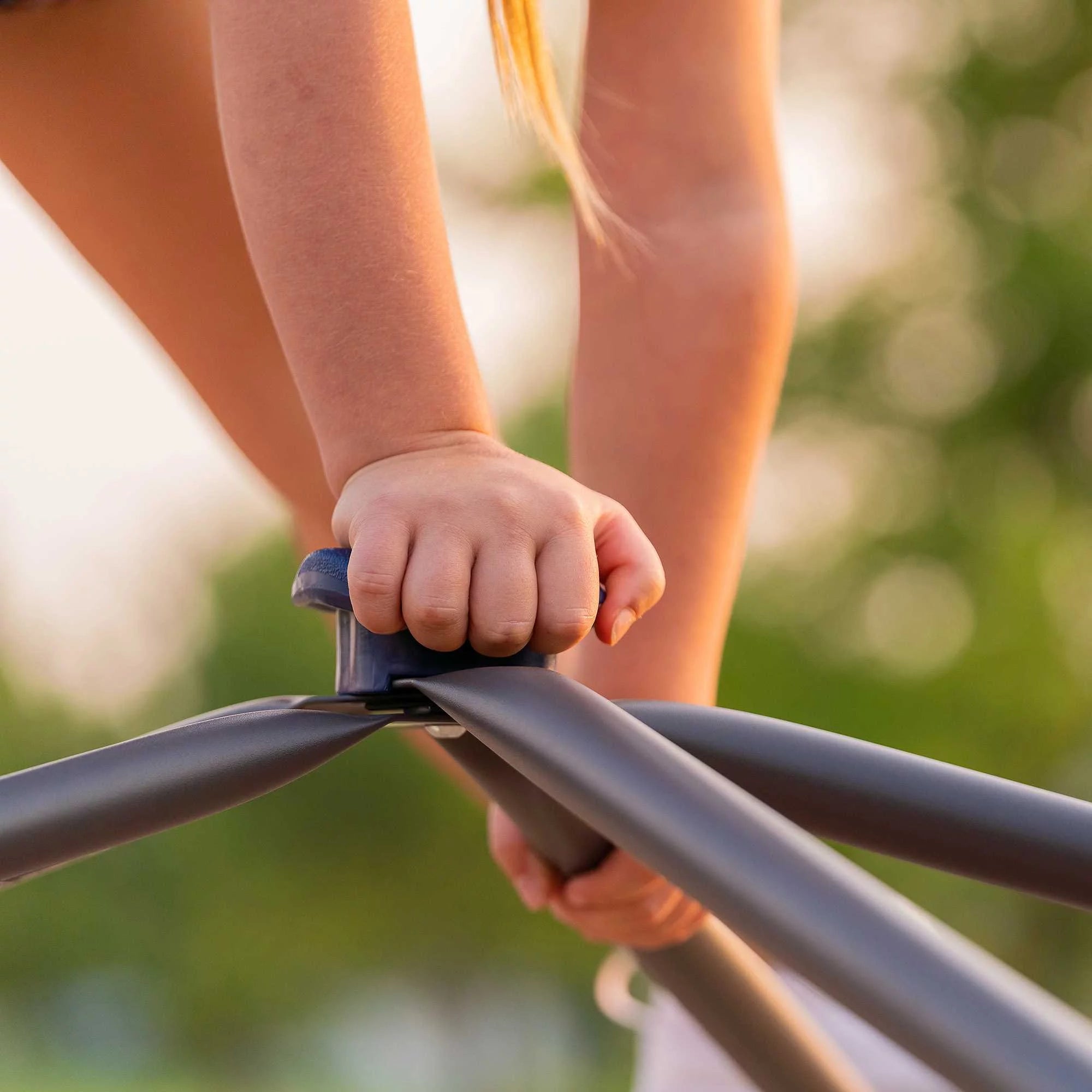 2025 Estructura de Escalada Dome para Niños de Lifetime – 5.5 ft de Alto x 11 ft de Ancho, Berry y Marrón (91088)