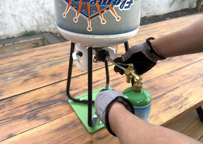 Cilindro de Propano Recargable Flame King de 1 lb con Kit de Recarga