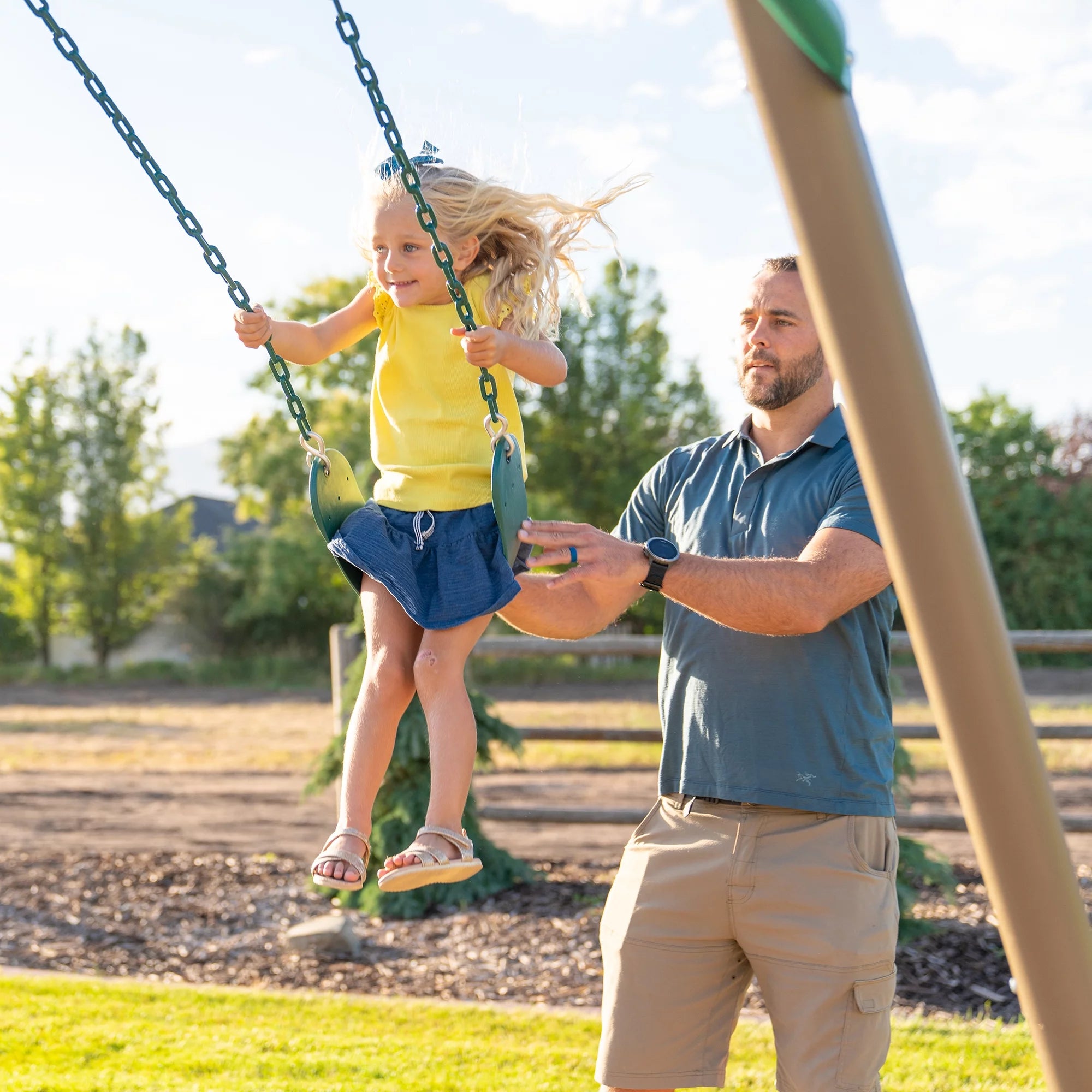 2025 Swing Set Metálico para Niños Lifetime con 2 Columpios y Barra de Trapecio – 9 pies (91137)