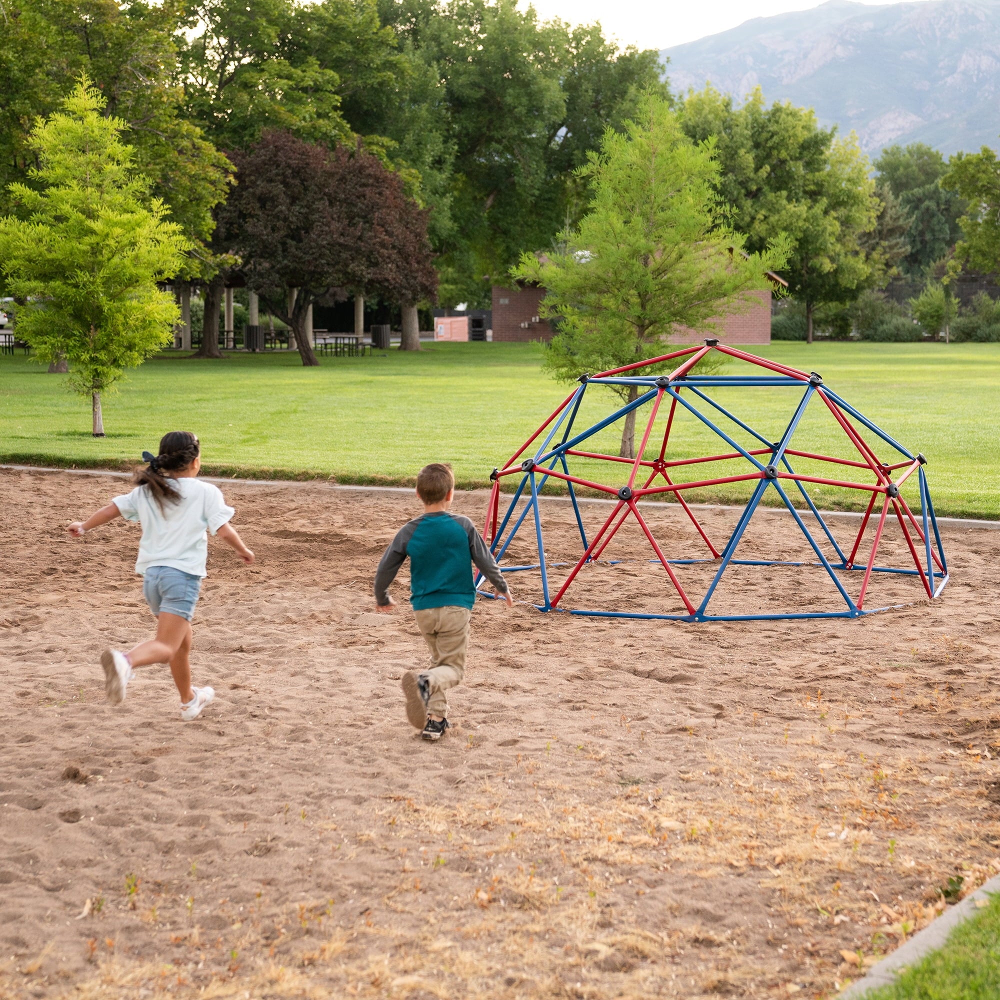 Lifetime Cúpula para Escalar al Aire Libre para Niños, 5 pies de Alto x 10 pies de Ancho, Rojo y Azul (101301)