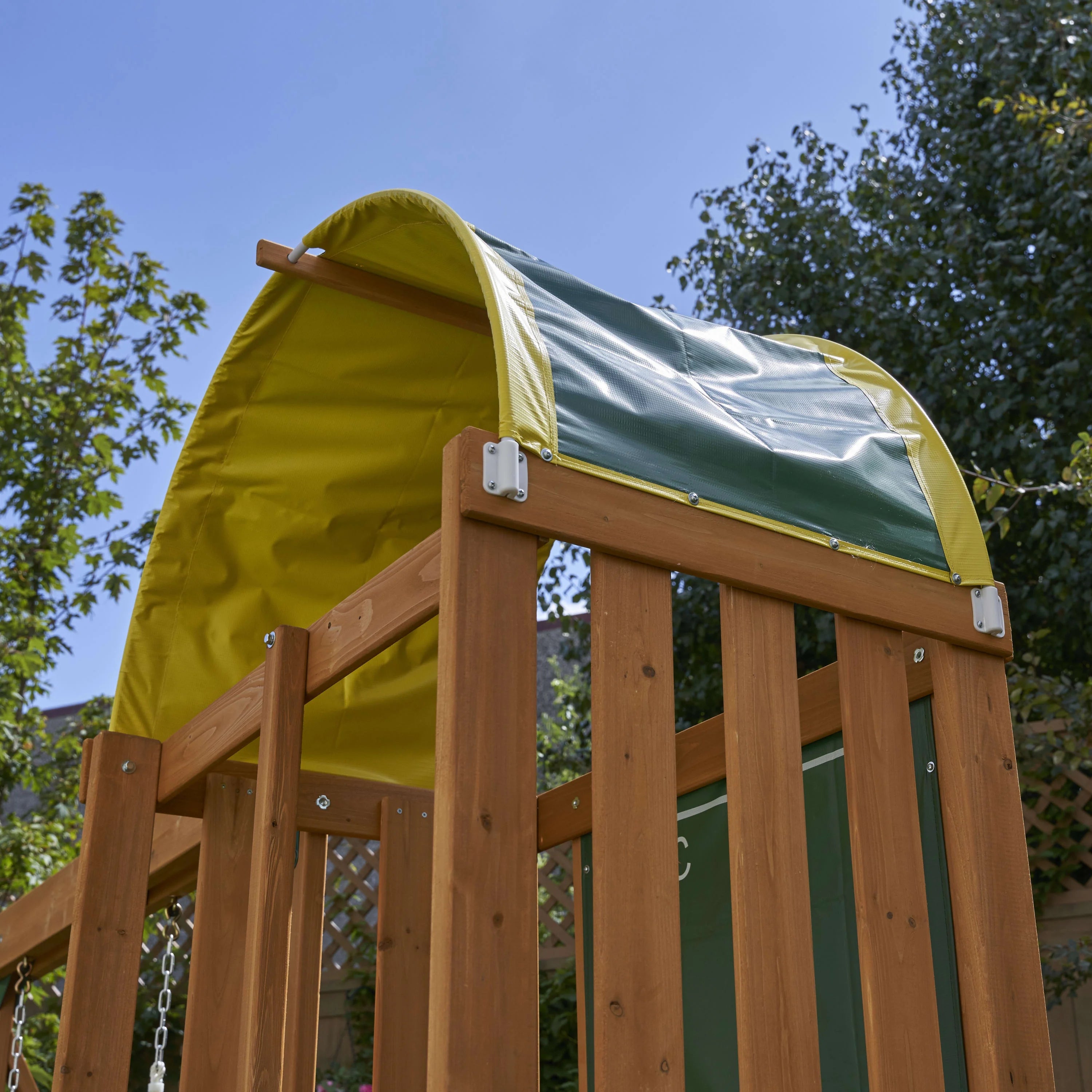 El conjunto de juegos al aire libre KidKraft Ainsley con resbaladilla y pared para escalar