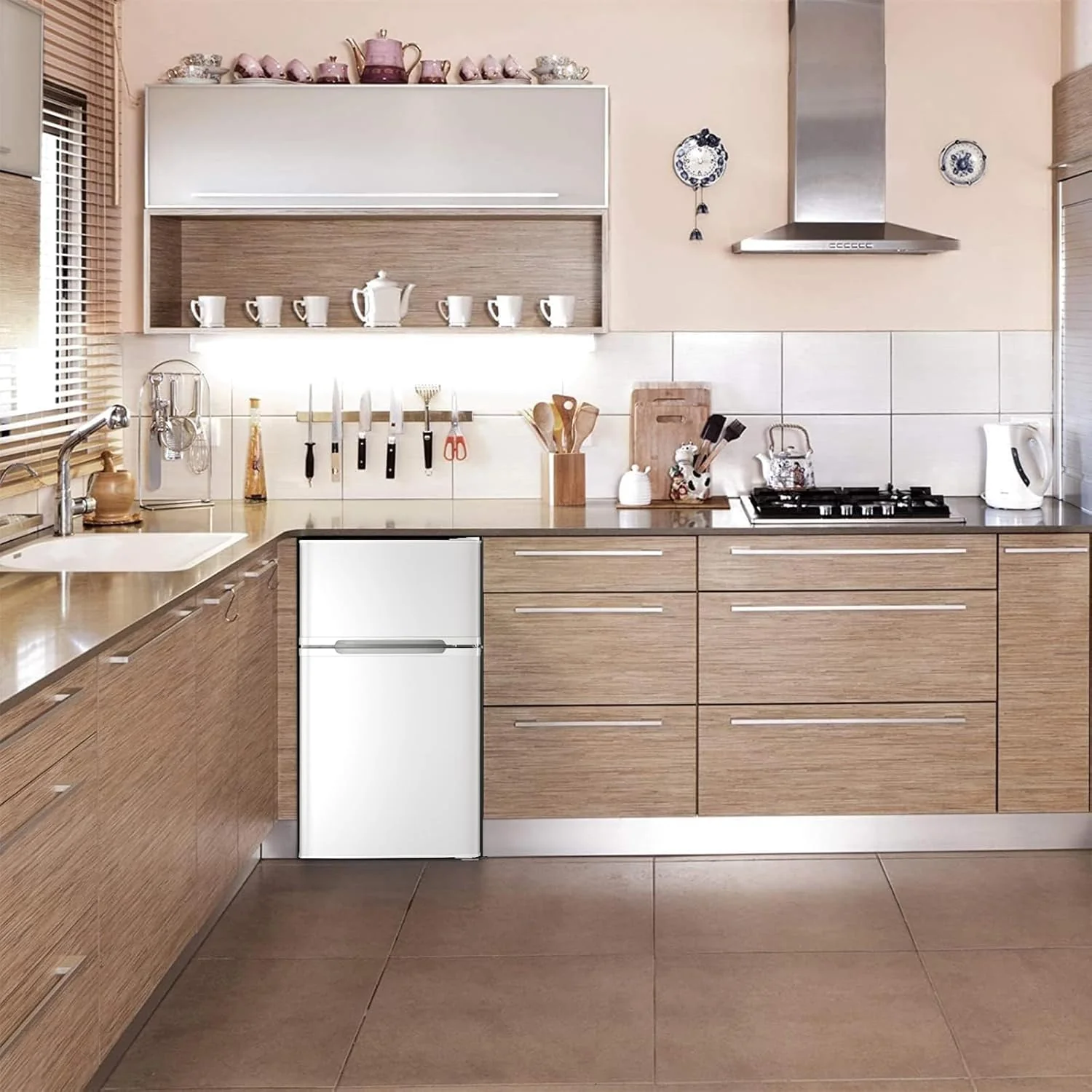 2025 Refrigerador compacto Antarctic Star con congelador separado, mini nevera de doble puerta, estantes ajustables y desmontables, estilo retro de acero inoxidable, para sala/cocina/dormitorio/oficina, 3,2 pies³, verde