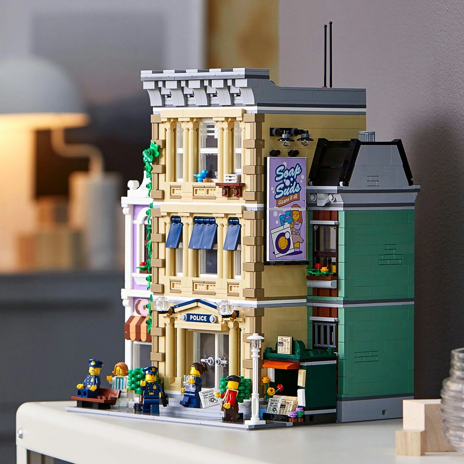 LEGO Icons Estación de Policía 10278 – Gran Set de Construcción, Kits Coleccionables para Adultos, Colección Edificios Modulares
