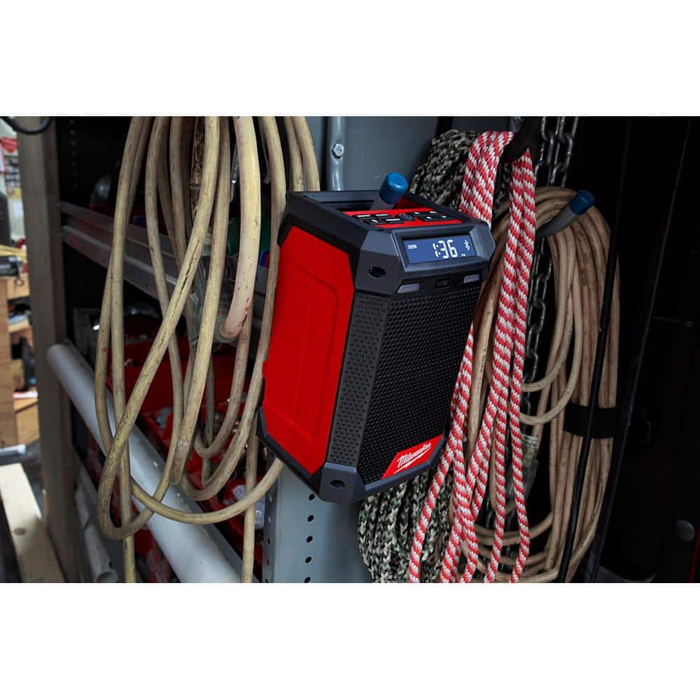 Radio inalámbrico para obra Milwaukee M12 de 12 voltios con Bluetooth/AM/FM y cargador 2951-20