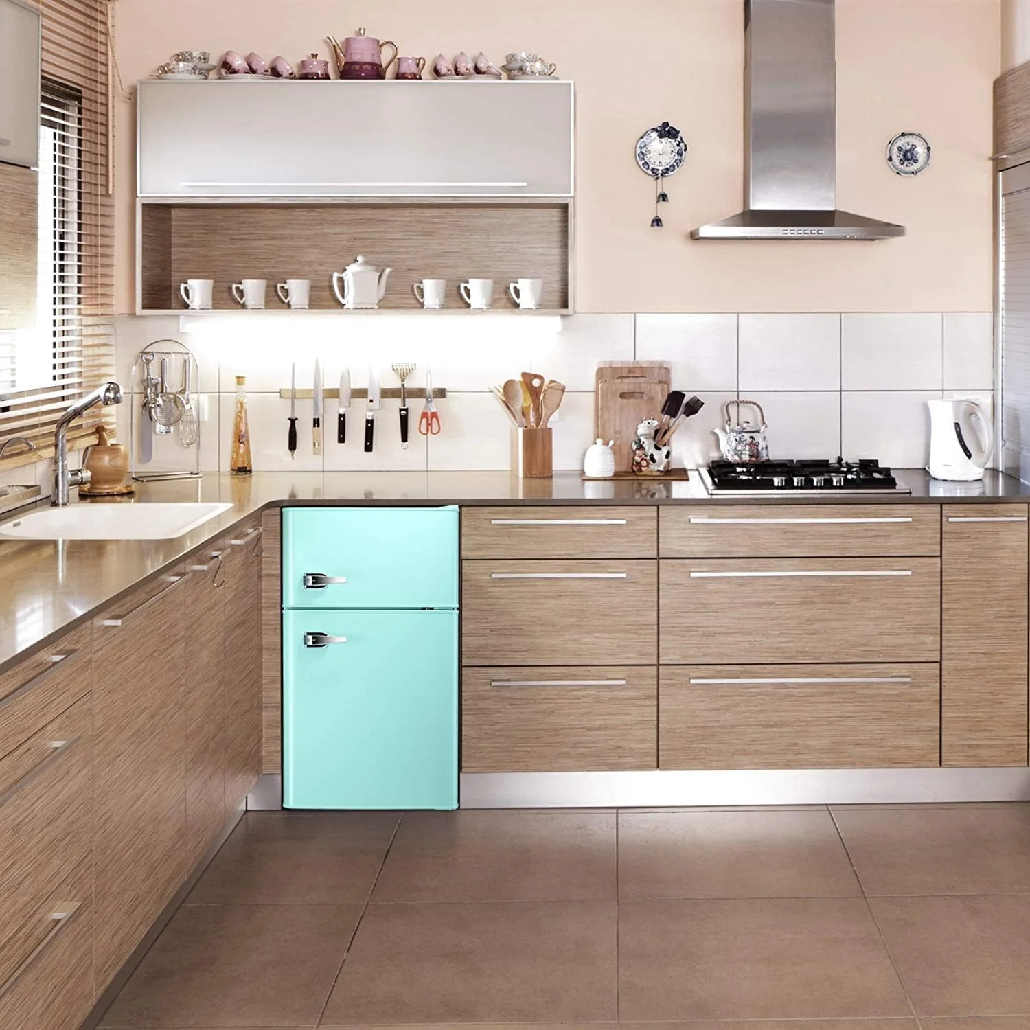 2025 Refrigerador compacto Antarctic Star con congelador separado, mini nevera de doble puerta, estantes ajustables y desmontables, estilo retro de acero inoxidable, para sala/cocina/dormitorio/oficina, 3,2 pies³, verde