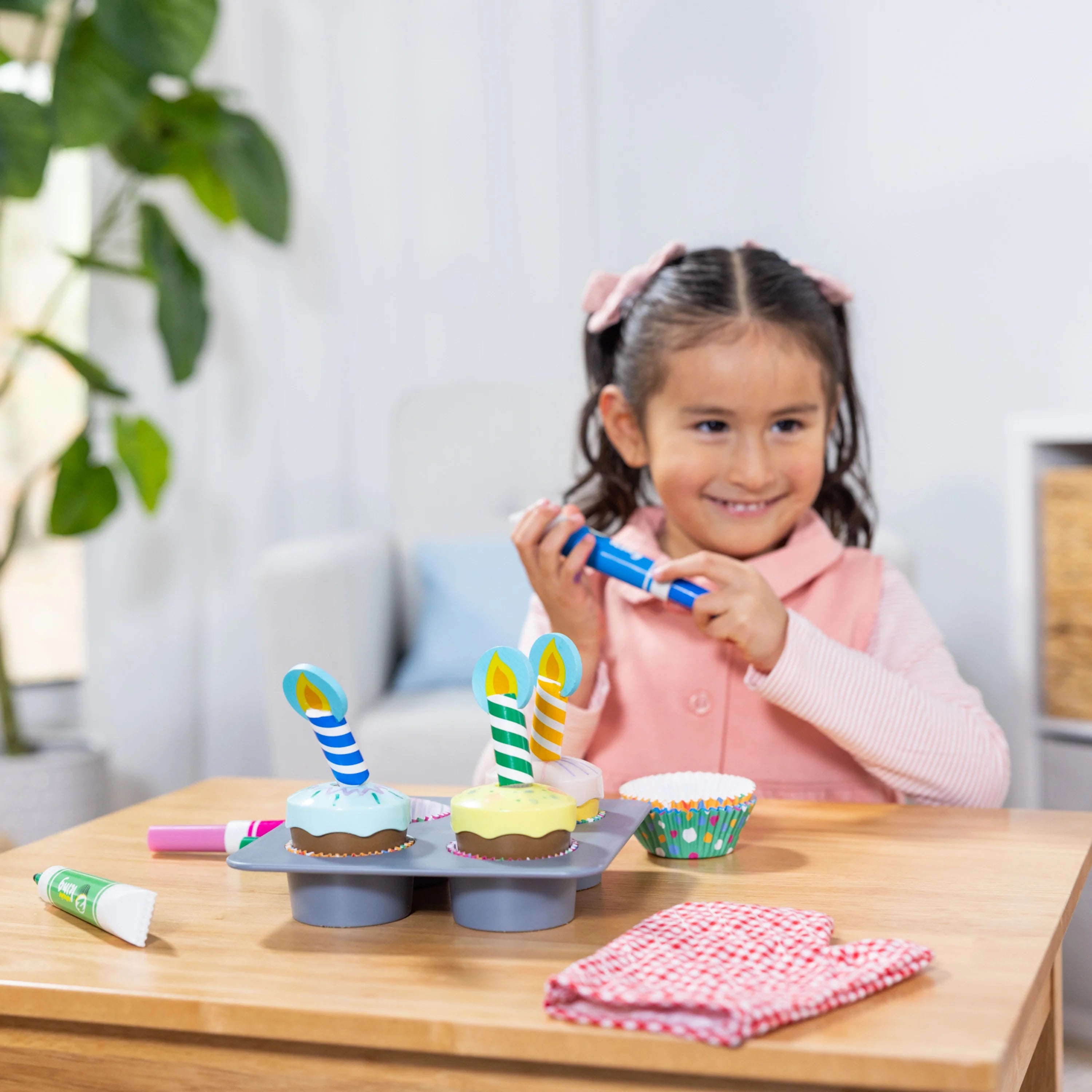 Melissa & Doug Juego de Juguete para Hornear y Decorar Cupcakes de Madera – Certificado FSC