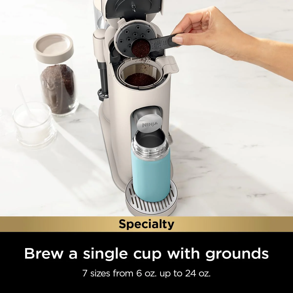 2025 Cafetera de porción individual Ninja Pods & Grounds, compatible con K-Cup, prepara café molido o cápsulas, diseño compacto, depósito de 56 oz, tamaños de taza de 6 oz a 24 oz para viaje, café frío, color piedra, modelo PB041ST