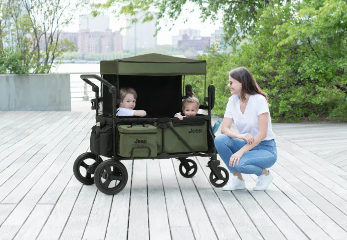 Carrito-Paseador Jeep Wrangler Deluxe – 2 Asientos con Arnés de 5 Puntos, Bolsa Térmica, Capota Anti-UV, Amplio Almacenamiento, Ruedas Todo Terreno Antipinchazos, Manillares Ajustables