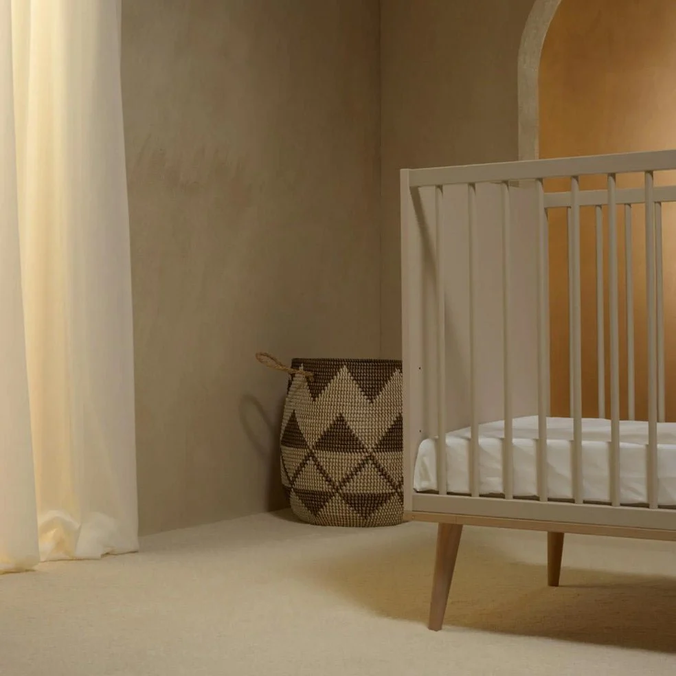 2025 Cuna Quax Flow – 60x120 cm | Greige y madera de haya | Altura ajustable, certificación FSC | Con somier, sin colchón