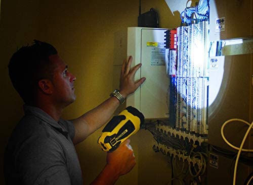 2025 Linterna de Mano LED Ultra Brillante STANLEY FATMAX 2200 Lúmenes con Cargador USB