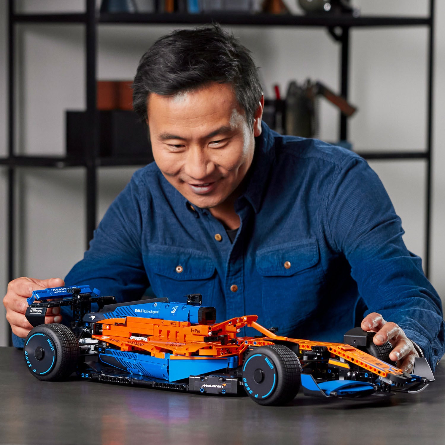 LEGO – Technic McLaren Formula 1 Race Car 42141 (1,432 piezas)en el sitio