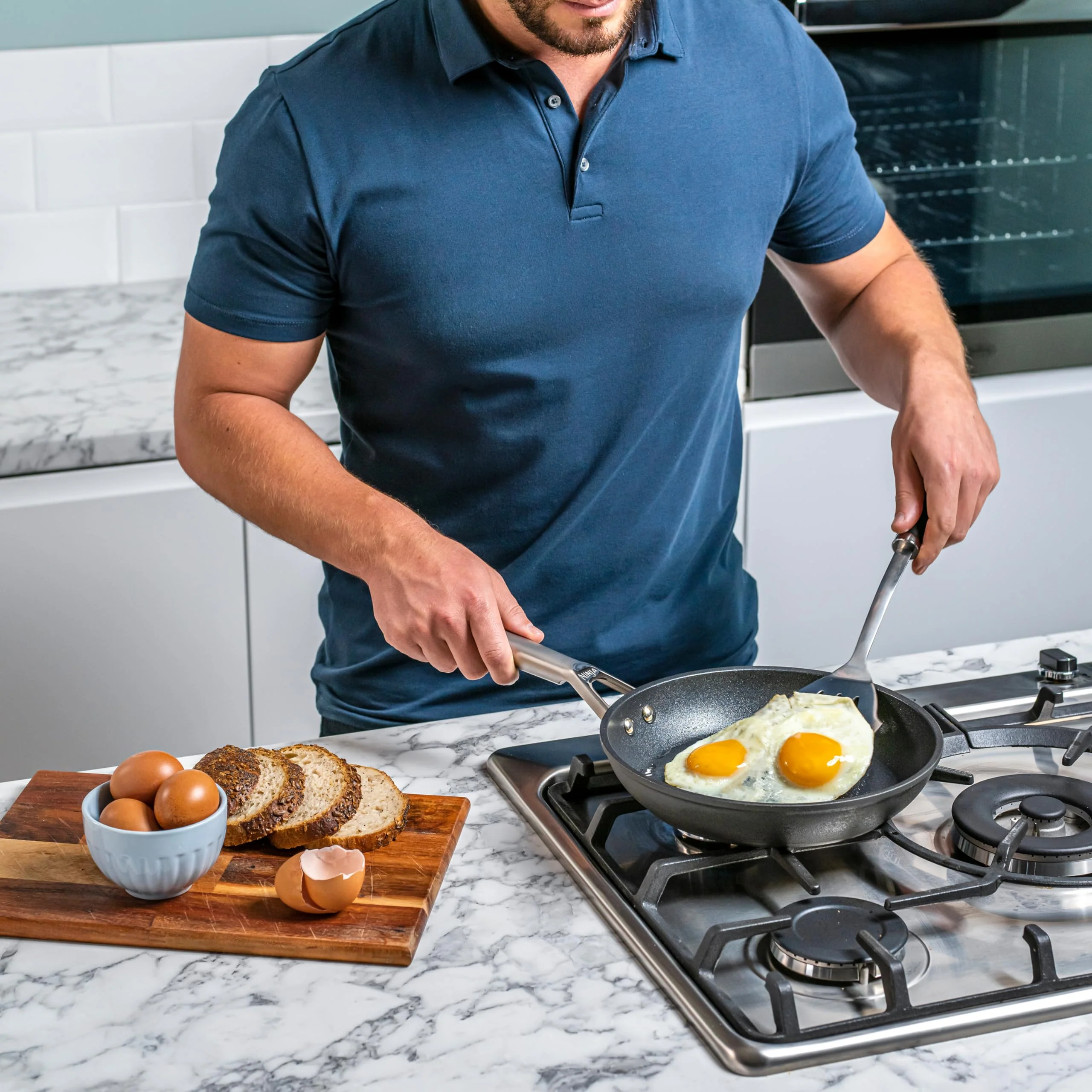 2025 Ninja Freidora de aire MAX PRO, 6,2 L Negro/Cobre, AF180EUCP + Set de cuchillos Ninja StaySharp Blanco, K62006EUWH + Sartén Ninja Foodi ZEROSTICK 28 cm, Gris, C30028EU