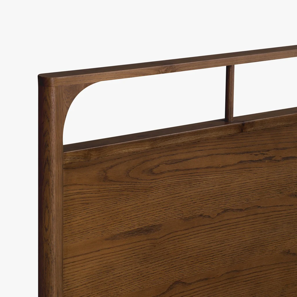 Cama Cali de Roble Tinte Nogal – Elegancia Natural y Acabados Cuidados