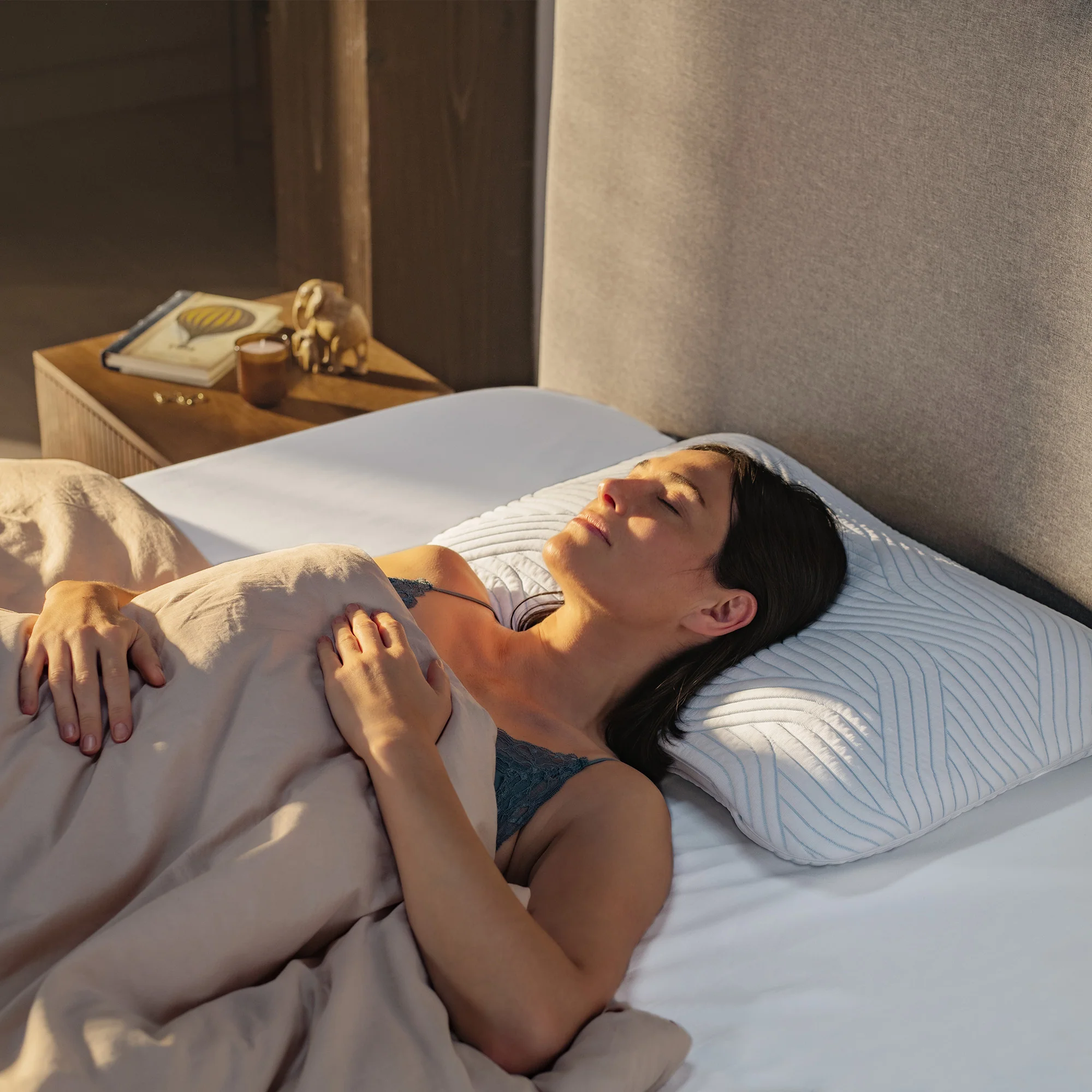 2025 Almohada TEMPUR Arch – Almohada ergonómica para dormir con tecnología SmartCool – Disponible en tallas S y M – Espuma TEMPUR Extra-Soft para quienes duermen boca arriba y de lado