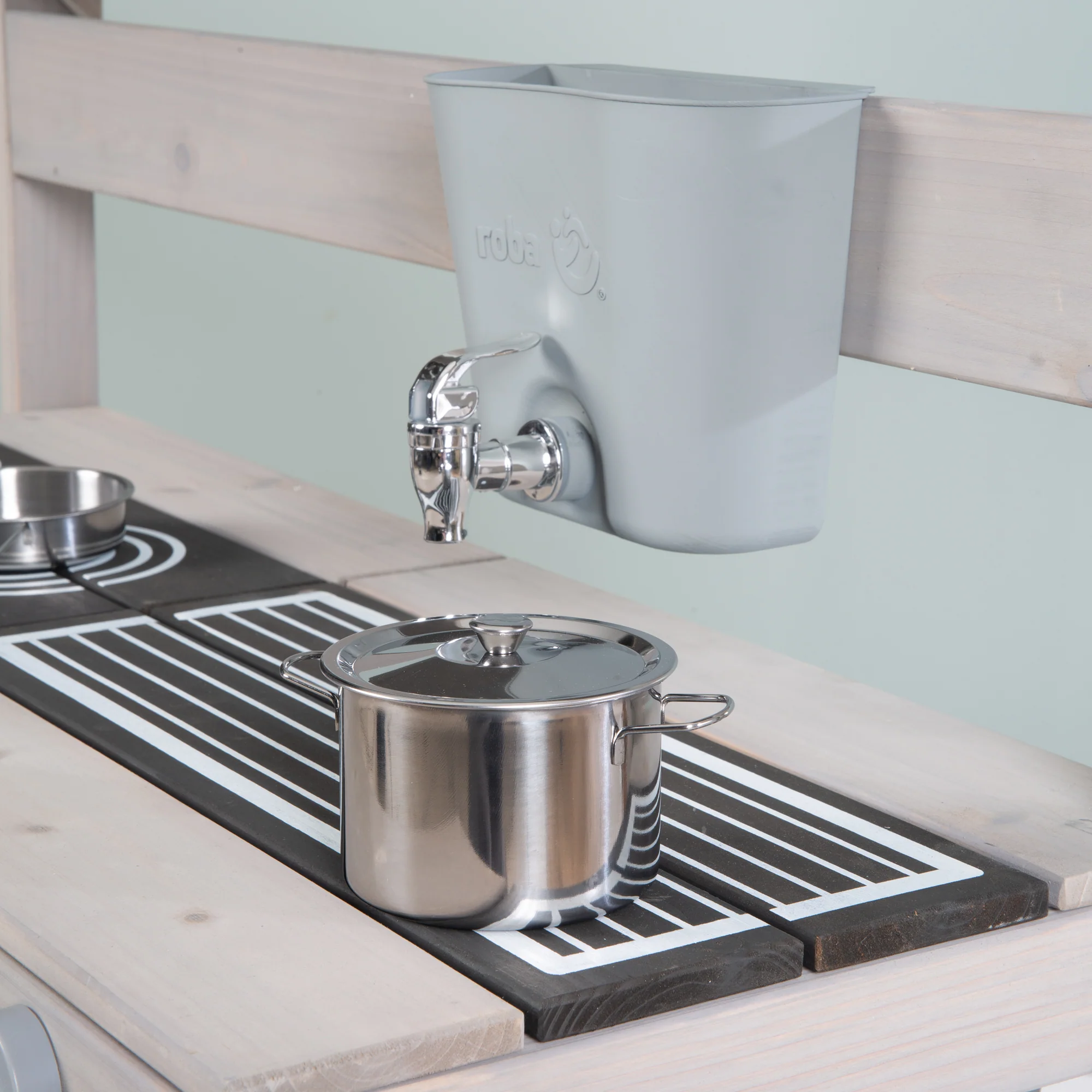 Cocina de barro para exteriores con accesorios - Madera certificada FSC - Acabado en gris grabado